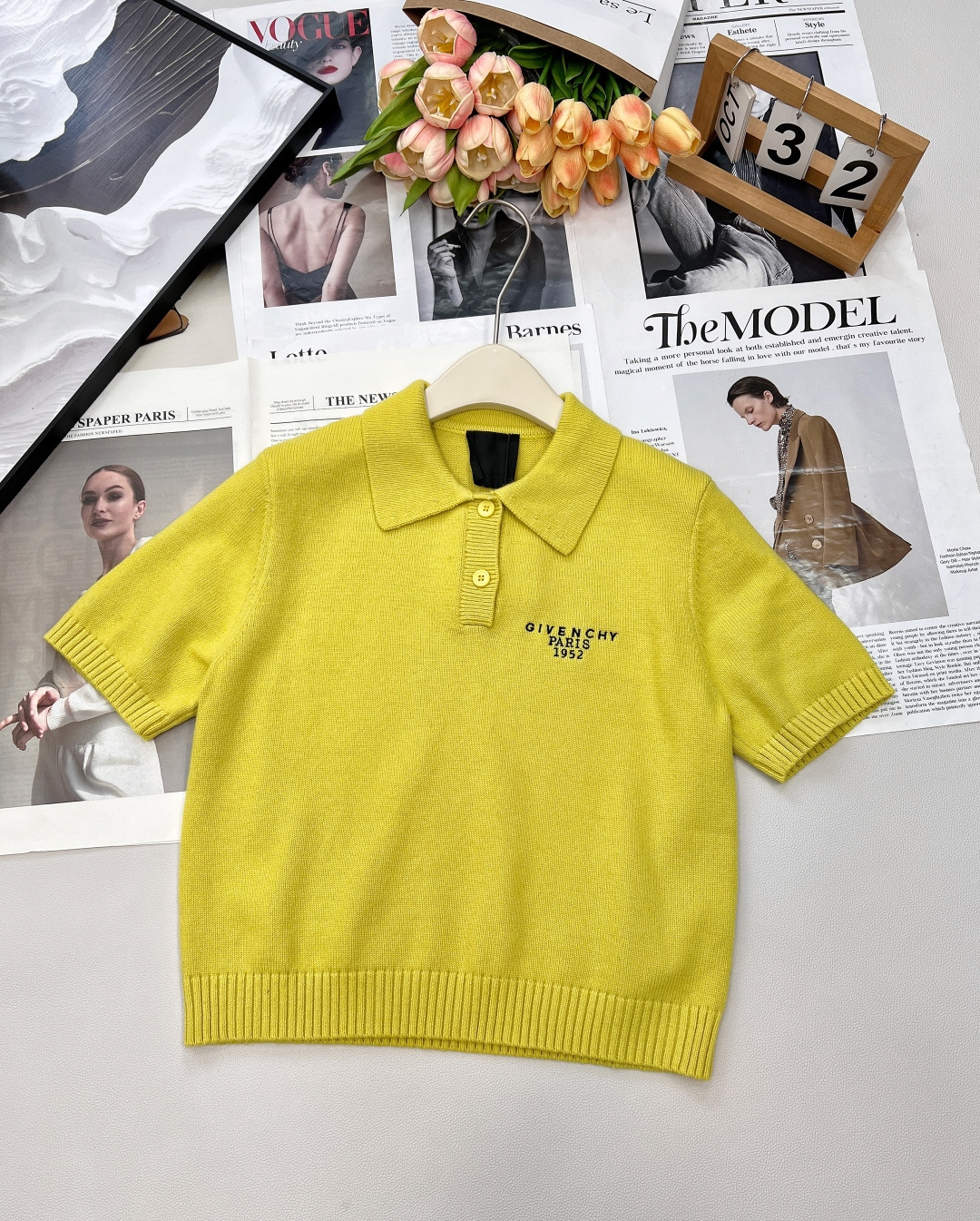 NO:498784,aGivenchY2025 new chest letter embroidered half-pallet lapel knit top, customized YB cashmere yarn woven, high-quality texture, comfortable and soft, lapel front shoulder short-sleeved sweater style, half-pallet button design, delicate and dense texture, all edges are tightened with threaded strips, full of elasticity, chest letter logo decoration, showing high-end tone, regular style does not pick on body age, simple and versatile, custom face accessories, three standards, three colors, size sml code G, givennchy, sweaters, T-shirt, alexander wang19860909aGivenchY2025新款胸前字母刺绣半开襟翻领针织上衣,定制YB羊绒纱线织造 质感高级 舒适柔软 翻领正肩短袖毛衣版型 半开襟纽扣设计 搭配细腻密实肌理 包边均以螺纹条收紧 弹力十足 胸口字母徽标装饰 彰显高级调性 常规版型不挑身材年龄 四季日常简约百搭款 定制面辅料 ,三标齐全,三色出 尺码sml 编码G,,givenchy,sweaters,T-shirt,alexander wang,Women's clothing