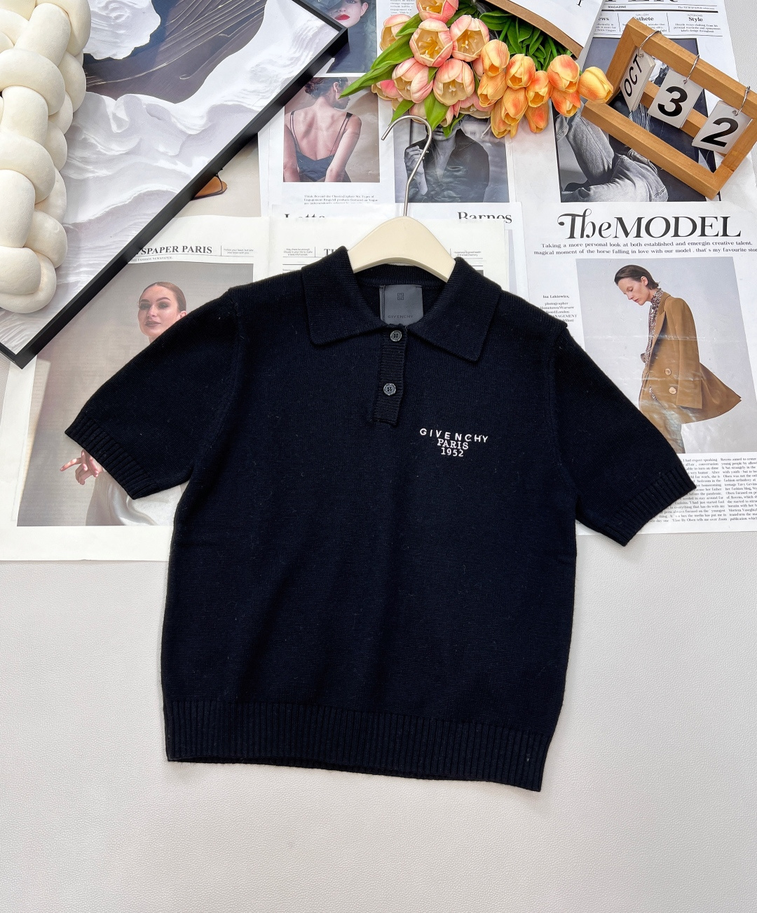 NO:498797,GivenchY2025 new chest letter embroidered half-pallet lapel knit top, customized YB cashmere yarn woven, high-quality texture, comfortable and soft, lapel front shoulder short-sleeved sweater style, half-pallet button design, delicate and dense texture, all edges are tightened with threaded strips, full of elasticity, chest letter logo decoration, showing high-end tone, regular style does not pick on body age, simple and versatile, custom face accessories, three standards, three colors, size sml code, givennchy, sweaters, T-shirt, alexander wang19860909GivenchY2025新款胸前字母刺绣半开襟翻领针织上衣,定制YB羊绒纱线织造 质感高级 舒适柔软 翻领正肩短袖毛衣版型 半开襟纽扣设计 搭配细腻密实肌理 包边均以螺纹条收紧 弹力十足 胸口字母徽标装饰 彰显高级调性 常规版型不挑身材年龄 四季日常简约百搭款 定制面辅料 ,三标齐全,三色出 尺码sml 编码,,givenchy,sweaters,T-shirt,alexander wang,Women's clothing