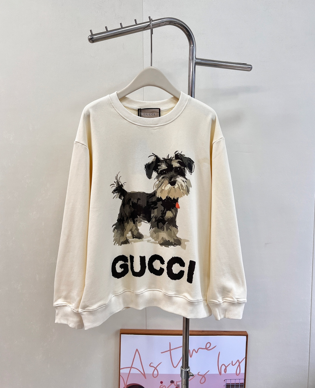 NO:498808,Gucci new dog letter printed sweatshirt!  How can you miss a G sweatshirt in autumn and winter? This one is versatile and beautiful, and the upper body looks white and elegant!  Soft and cute childlike!  G Family can always create a lot of inspiration and perfectly interpret it in the fashion industry!  The wonderful animal image and vivid and interesting letter patterns are presented through colorful patches and prints, making ready-to-wear and accessories exude a strong playful atmosphere to present Pablo Gelcielo's paintings. This pattern is playful and unique, exclusively customized classic fish scale ring fabric!  The touch is soft and the upper body is very comfortable. The printing is all imported glue printing technology, the same as men and women. The first order is on sale in stock, with three standards complete!  Size smLXL code G, gucci,gucci,hoodie,sweatshirts,alexander wang19860909Gucci 新款狗狗字母印花卫衣！秋冬怎么能少得了一件G家的卫衣呢 这款百搭又好看 上身显白又大气！软萌童趣十足！G家总能创造出很多灵感 并且完美地演绎于时尚界！奇妙的动物形象和生动有趣的字母图案通过色彩丰富的贴饰和印花精美呈现,令成衣和配饰散发出浓郁的俏皮气息呈现Pablo Gelcielo的画作 这款图案俏皮个性 专属订制经典鱼鳞圈面料！手感柔软 上身非常舒服 印花都是进口胶浆印花工艺 男女同款 首单现货发售,三标齐全！ 尺码smLXL 编码G,,gucci,gucci,hoodie,sweatshirts,alexander wang,Women's clothing