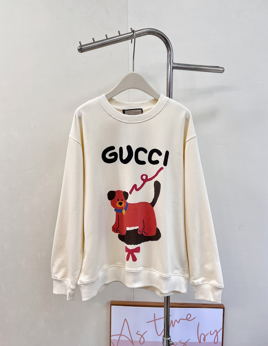 NO:498816,Gucci new dog letter printed sweatshirt!  How can you miss a G sweatshirt in autumn and winter? This one is versatile and beautiful, and the upper body looks white and elegant!  Soft and cute childlike!  G Family can always create a lot of inspiration and perfectly interpret it in the fashion industry!  The wonderful animal image and vivid and interesting letter patterns are presented through colorful patches and prints, making ready-to-wear and accessories exude a strong playful atmosphere to present Pablo Gelcielo's paintings. This pattern is playful and unique, exclusively customized classic fish scale ring fabric!  The touch is soft and the upper body is very comfortable. The printing is all imported glue printing technology, the same as men and women. The first order is on sale in stock, with three standards complete!  Size smLXL code, gucci,gucci,hoodie,sweatshirts,alexander wang19860909Gucci 新款狗狗字母印花卫衣！秋冬怎么能少得了一件G家的卫衣呢 这款百搭又好看 上身显白又大气！软萌童趣十足！G家总能创造出很多灵感 并且完美地演绎于时尚界！奇妙的动物形象和生动有趣的字母图案通过色彩丰富的贴饰和印花精美呈现,令成衣和配饰散发出浓郁的俏皮气息呈现Pablo Gelcielo的画作 这款图案俏皮个性 专属订制经典鱼鳞圈面料！手感柔软 上身非常舒服 印花都是进口胶浆印花工艺 男女同款 首单现货发售,三标齐全！ 尺码smLXL 编码,,gucci,gucci,hoodie,sweatshirts,alexander wang,Women's clothing