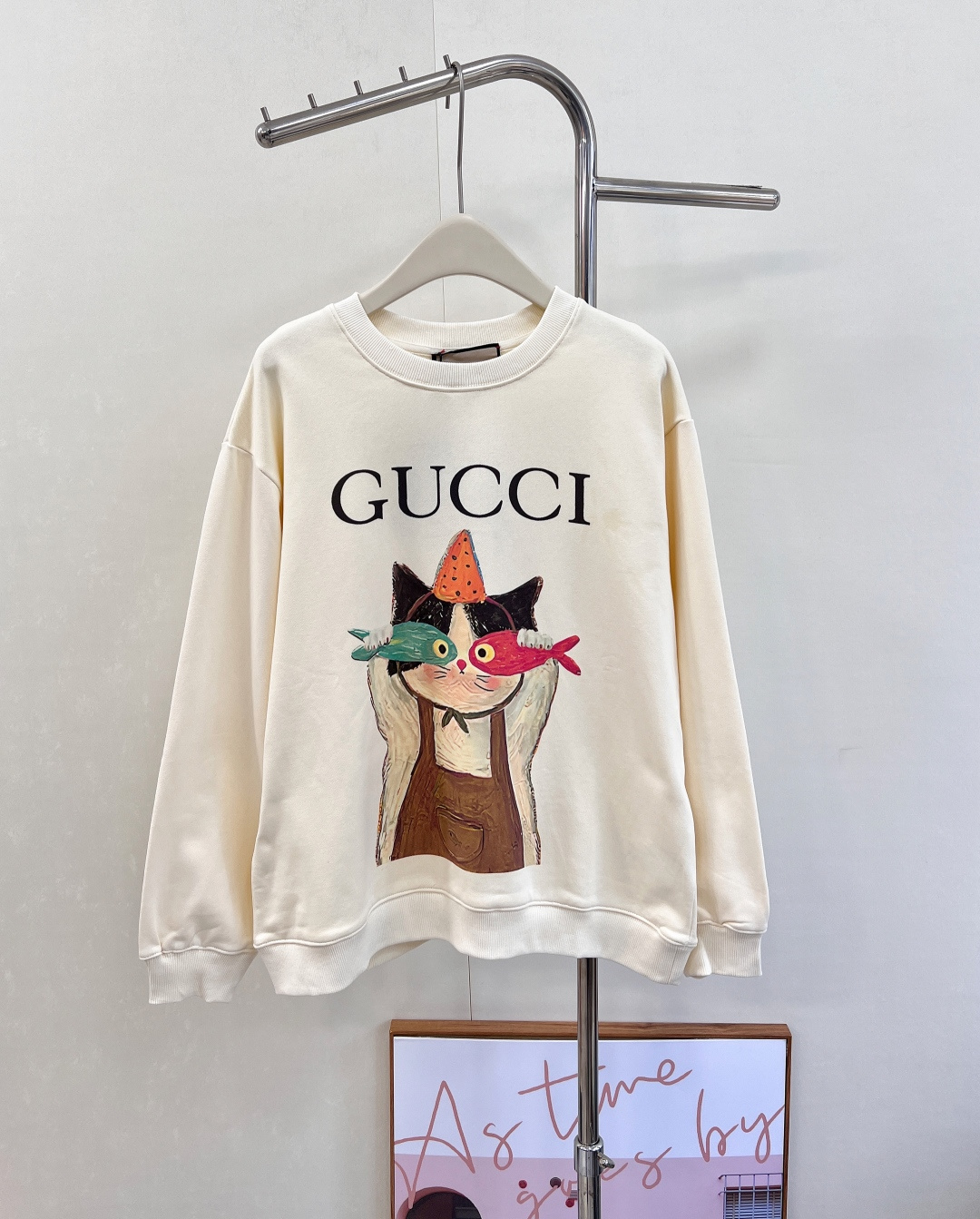 NO:498823,Gucci's early autumn new cartoon cat and fish print logo color-blocking round neck sweatshirt, color cartoon cat pattern print, embellished brand classic letter printing, terry knitted fabric, loose and casual style, cute and cute, essential for age reduction!  Fashionable and personalized, super versatile and beautiful, very suitable for both men and women, a must-have for everyone, age-reducing college style!  Complete three standards, large-scale goods, size smlXL code G, gucci, hoodie, sweatshirts, alexander wang19860909Gucci早秋新品卡通猫咪和鱼印花logo拼色圆领卫衣 彩色卡通猫咪图案印花,点缀品牌经典字母印花,毛圈针织面料,宽松休闲版型 又萌又可爱 减龄必备！时尚又个性 超级百搭好看的一款 男女都非常合适 人手必备款 减龄学院风！三标齐全,大货出 尺码smlXL 编码G,,gucci,hoodie,sweatshirts,alexander wang,Women's clothing