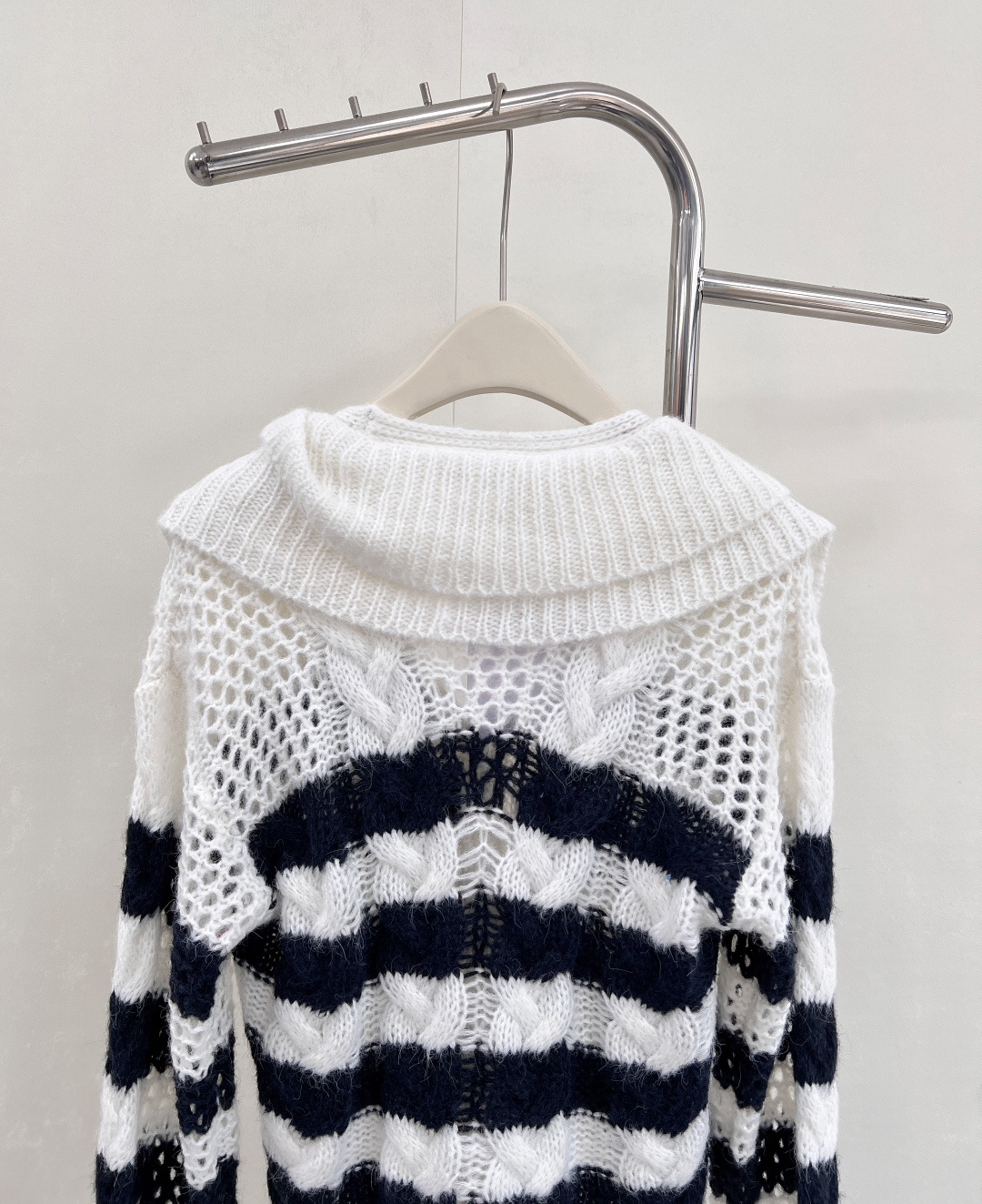 🆕Dior2025新款不规则花边领针织上衣，定制YB纱线织造 密实细针工艺 舒适弹力 质感十足 单侧不对