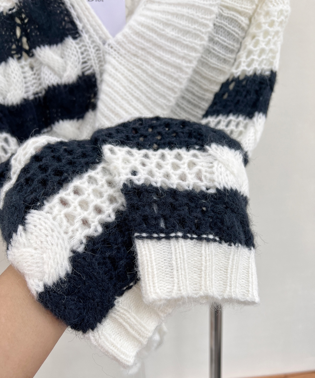 🆕Dior2025新款不规则花边领针织上衣，定制YB纱线织造 密实细针工艺 舒适弹力 质感十足 单侧不对