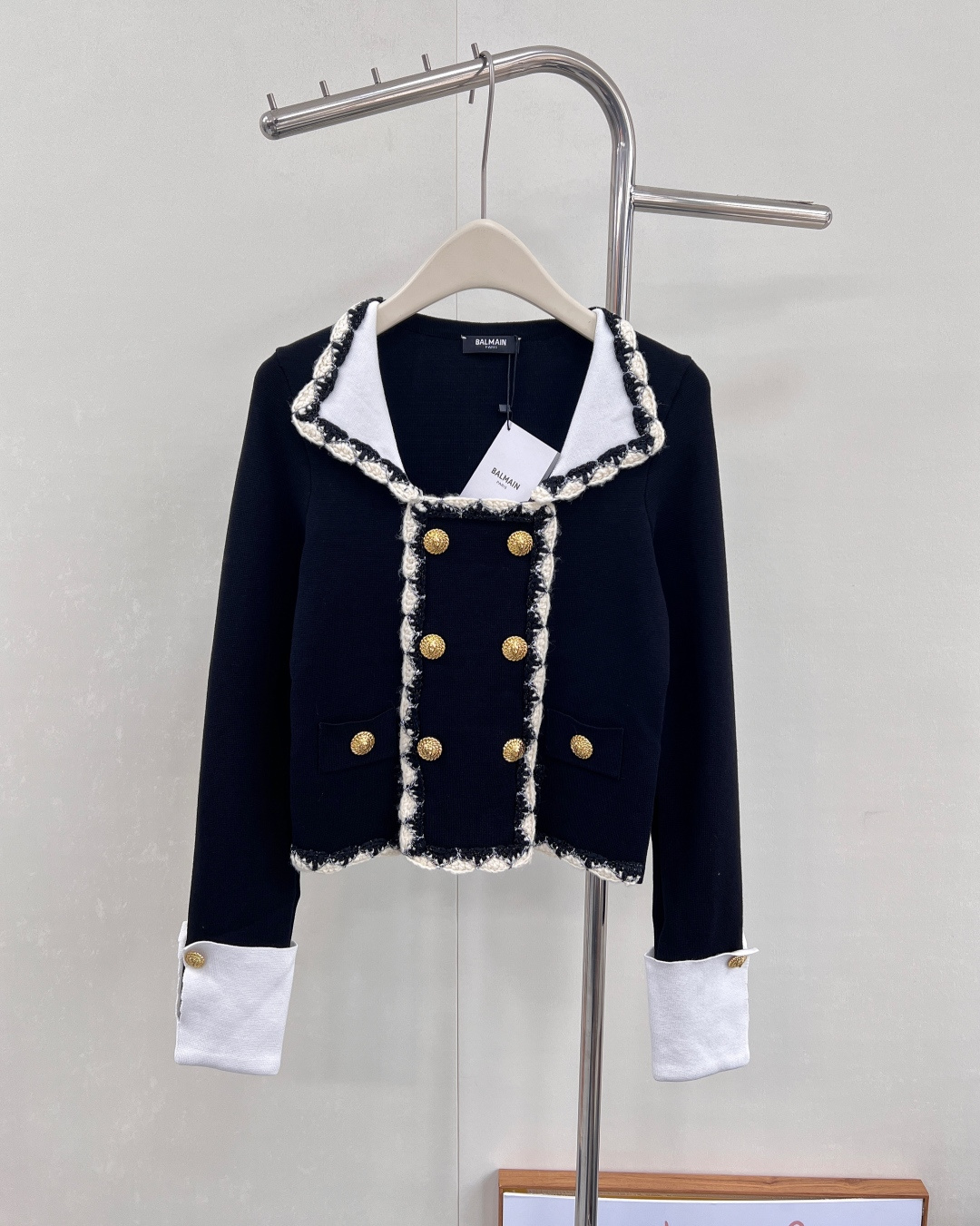 NO:518171,BALMAIN Balmain double-breasted color-blocked lapel knitted cardigan jacket The collision between classic and modern, defining the contemporary elegance. From the ingenious skills of the Paris Haute Couture Workshop, Balmain reshapes the knitted aesthetics with the iconic double-breasted design. The black and white minimalist color-blocking outlines neatly, showing elegant temperament. Customized metal tiger button buttons, short version silhouette, contrasting color woven edging, retro and fashionable. Customized yarn, hardware button neckline, heavy craftsmanship, hand-woven exquisite and beautiful, instantly full of high-end feeling. The upper body is fashionable and high-end temperament, the chaebol is a treasure-winning feeling!  A random shot is a blockbuster film~ three standards are complete, large goods are given, balmain, balmain, jackets & coats, alexander wang19860909BALMAIN 巴尔曼双排扣拼色翻领针织开衫外套 经典与摩登的碰撞,定义当代优雅法则. 源自巴黎高定工坊的匠心技艺,巴尔曼以标志性双排扣设计重塑针织美学.黑白极简拼色勾勒利落轮廓, 彰显优雅气质 定制金属老虎扣纽扣 短版廓型 撞色编织包边 复古又时尚 定制纱线、五金纽扣领口前襟重工艺手工编织精致美观,高级感瞬间拉满 上身时髦高级气质妥妥财阀千金即视感！随手一拍都是大片～三标齐全,大货出 尺,,balmain,balmain,jackets & coats,alexander wang,Women's clothing