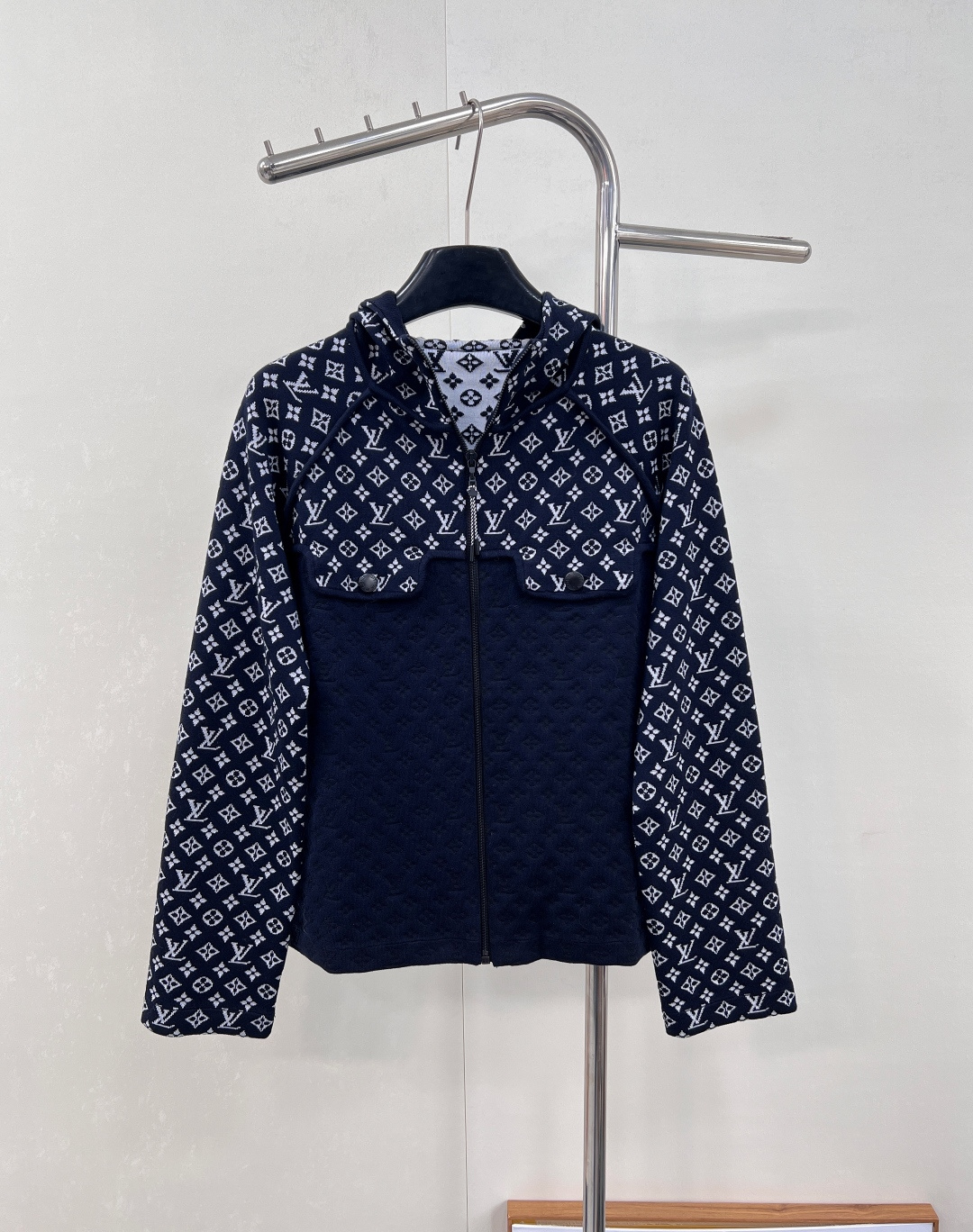 NO:500301,Louis Vuitton 2025 new spliced ​​jacquard hooded knitted jacket Customized YB yarn woven texture High-quality and delicate texture Comfortable wear Hooded zipper jacket Easy to put on and off Zippered jacket Combined with the jacquard logo on the upper and lower sides of the shoulders and chest to show more personality Show brand positioning Improve texture The dark patterns in the lower part of the lower part add fashionable charm to the overall look Fashionable and fashionable Customized surface accessories, complete three standards, large-scale products Size sml code,,louis vuitton,jackets & coats,hats,alexander wang19860909Louis Vuitton2025新款拼接提花连帽针织外套 定制YB纱线织造 质感高级细腻 穿搭舒适 连帽拉链外套 拉链穿脱方便 配合肩膀胸前上下拼接的提花徽标 更显个性 彰显品牌定位 提升质感 下半部分暗纹低调奢华 为整体造型增添了时尚魅力 时髦洋气 定制面辅料 ,三标齐全,大货出 尺码sml 编码,,louis vuitton,jackets & coats,hats,alexander wang,Women's clothing