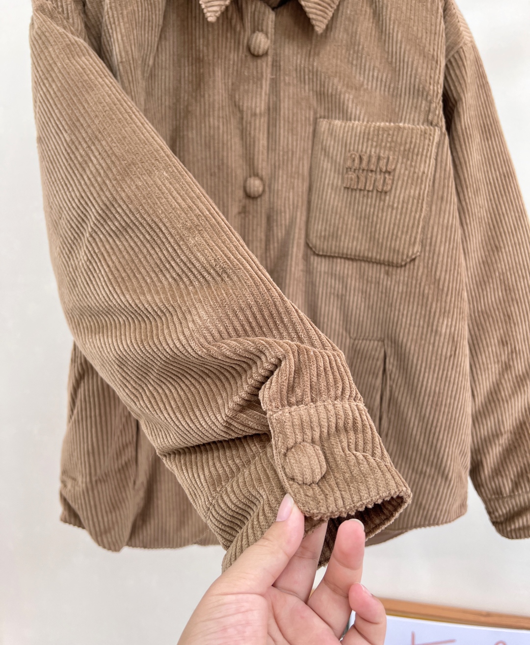🆕Miumiu新款口袋字母贴片灯芯绒翻领羽绒服，定制YB灯芯绒材质 白鸭绒填充内里 整件轻薄保暖 翻领钮