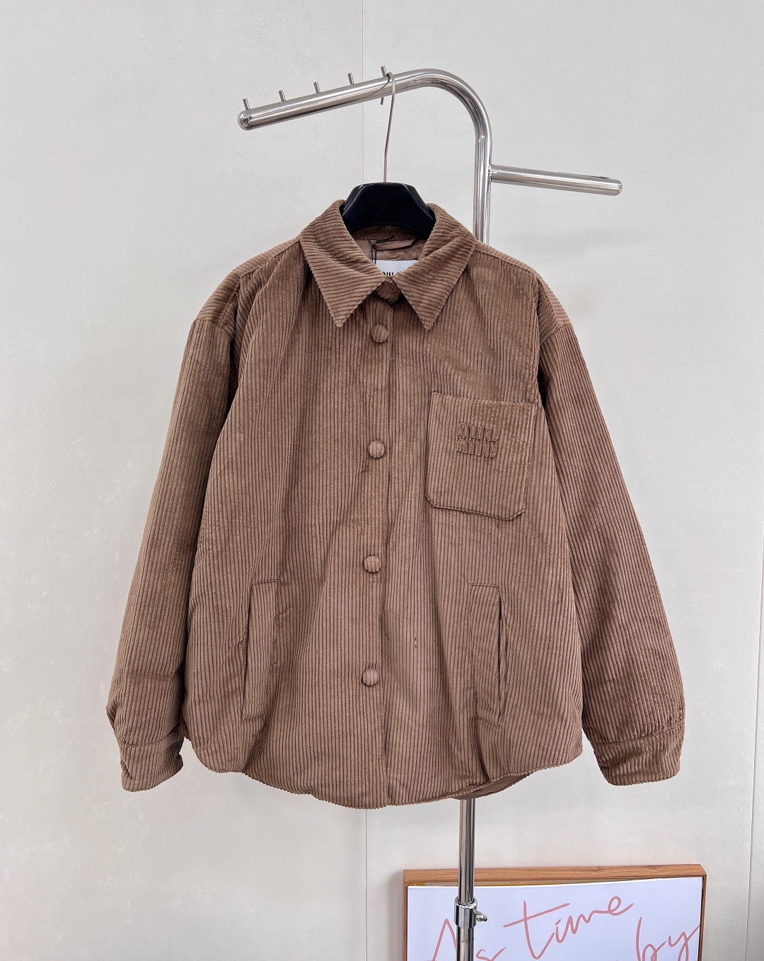 🆕Miumiu新款口袋字母贴片灯芯绒翻领羽绒服，定制YB灯芯绒材质 白鸭绒填充内里 整件轻薄保暖 翻领钮