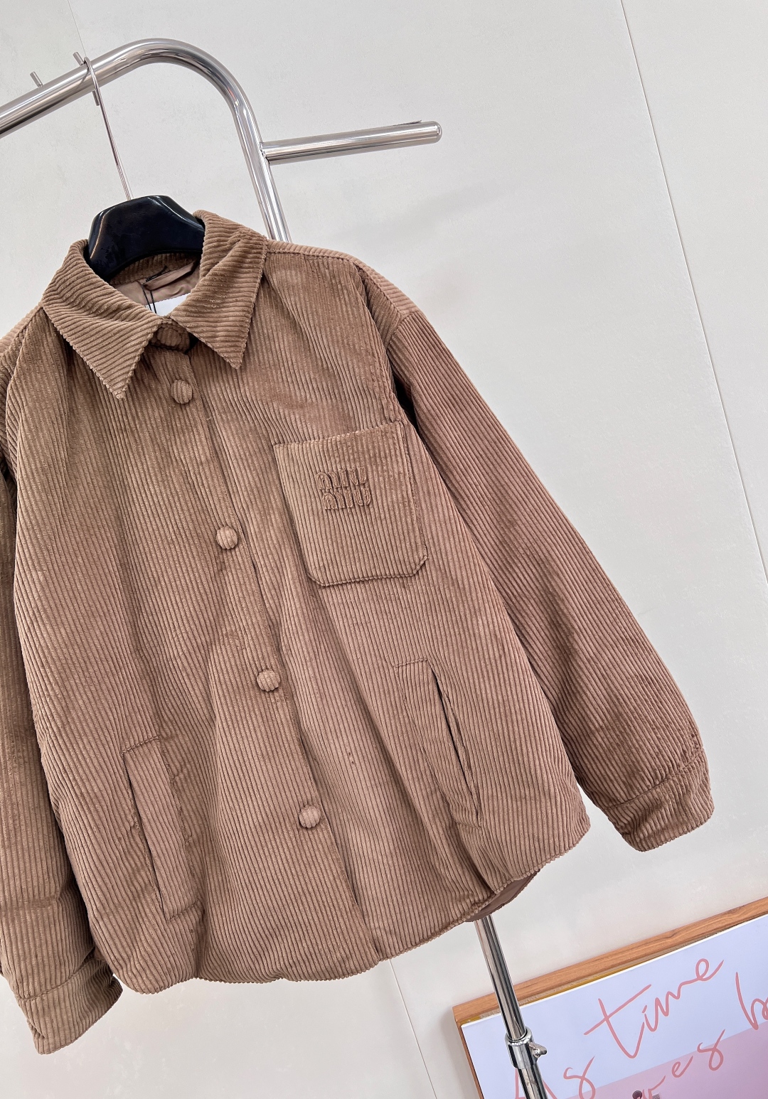 🆕Miumiu新款口袋字母贴片灯芯绒翻领羽绒服，定制YB灯芯绒材质 白鸭绒填充内里 整件轻薄保暖 翻领钮