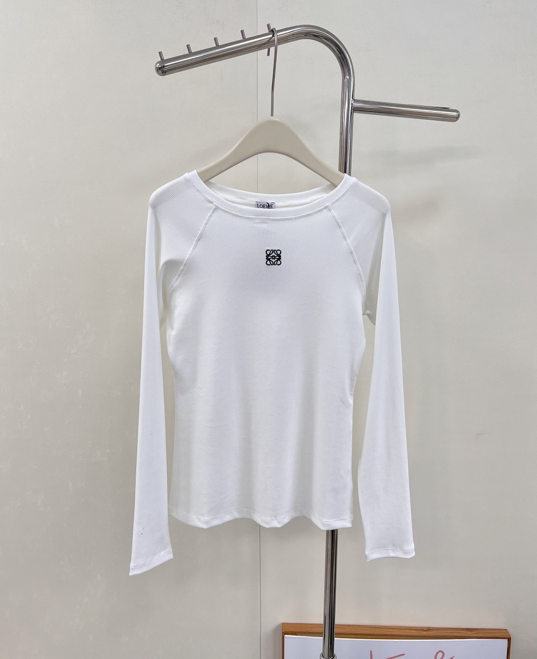 NO:500332,Loewe 2025 new embroidery logo slim base shirt customized YB imported tinsel cotton material, comfortable texture, full elasticity, slim round neck base cut, contrasting totem logo sewn in the center of the chest, highlighting the brand style, elastic and close-fitting, visually narrow and elongated, slim and slim, and stylish, single wear inner wear, customized surface accessories, accurate version, complete three standards, two colors, size sml code, loewe, alexander wang19860909Loewe2025新款刺绣logo修身打底衫定制YB进口天丝棉材质 质感舒适 弹力十足 修身圆领打底裁剪 胸口居中位置缝制撞色图腾徽标 凸显品牌格调 弹性贴身感十足 视觉收窄拉长 修身显瘦 单穿内搭都出彩时髦 定制面辅料 认准版本 ,三标齐全,两色出 尺码sml 编码,,loewe,alexander wang,Women's clothing