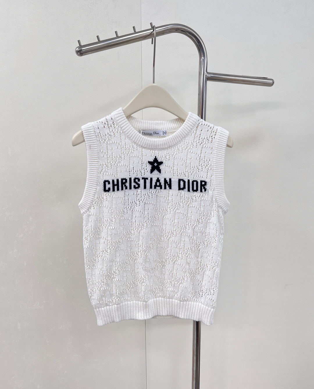 NO:499563,DIOR Hollow Five-pointed Star Letter Weaving Vest German Machine Hollow Interwoven Weaving, layer by layer, retaining breathable round holes, and the working hours of production are several times that of ordinary weaving!  It is carefully crafted with knitted fabrics, with delicate and comfortable texture~ Contrasting five-pointed star letters embellish the high-end color matching!  Age-reducing and fashionable!  The high-end feeling of daily stripes is full of high-end feeling, the upper body is gentle and high-end, the fresh and low-saturation is sweet and charming, and it is age-reducing and playful. The delicate and rich textures add a lot of unique charm. Under the simple and elegant style, the sense of elegance appears and brings out a beautiful temperament without any other. Three standards are complete, three colors are out of size sml code D, dior, alexander wang19860909DIOR 镂空五角星字母编制背心 德国机镂空交织编制,层层递进保留透气圆洞,制作的工时是普通织法的数倍！ 采用针织面料精心制作,质感细腻舒适～ 撞色五角星字母点缀高级配色！减龄又时髦！ 将日常的条纹玩的高级感十足 上身温柔高级 清新饱和度偏低的高级感色调,显得甜腻动人,又减龄俏皮,细腻丰富的肌理感花样更添了不少独特韵味,简洁大方的版型作用下,优雅感浮现,焕发脱俗的唯美气质.三标齐全,三色出 尺码sml 编码D,,dior,alexander wang,Women's clothing