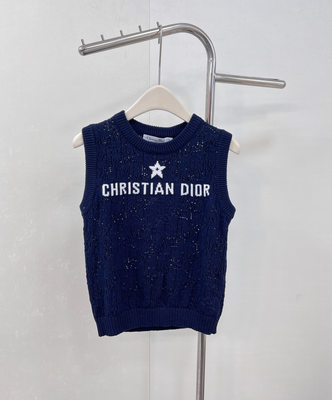 NO:499567,DIOR Hollow Five-pointed Star Letter Weaving Vest German Machine Hollow Interwoven Weaving, layer by layer, retaining breathable round holes, and the working hours of production are several times that of ordinary weaving!  It is carefully crafted with knitted fabrics, with delicate and comfortable texture~ Contrasting five-pointed star letters embellish the high-end color matching!  Age-reducing and fashionable!  The high-end feeling of daily stripes is full of high-end feeling, the upper body is gentle and high-end, the fresh and low-saturation is sweet and charming, and it is age-reducing and playful. The delicate and rich textures add a lot of unique charm. Under the simple and elegant style, the sense of elegance appears and the beauty of the world is rejuvenated. The three standards are complete, and the three colors are out of size sml code, dior, alexander wang19860909DIOR 镂空五角星字母编制背心 德国机镂空交织编制,层层递进保留透气圆洞,制作的工时是普通织法的数倍！ 采用针织面料精心制作,质感细腻舒适～ 撞色五角星字母点缀高级配色！减龄又时髦！ 将日常的条纹玩的高级感十足 上身温柔高级 清新饱和度偏低的高级感色调,显得甜腻动人,又减龄俏皮,细腻丰富的肌理感花样更添了不少独特韵味,简洁大方的版型作用下,优雅感浮现,焕发脱俗的唯美气质.三标齐全,三色出 尺码sml 编码,,dior,alexander wang,Women's clothing