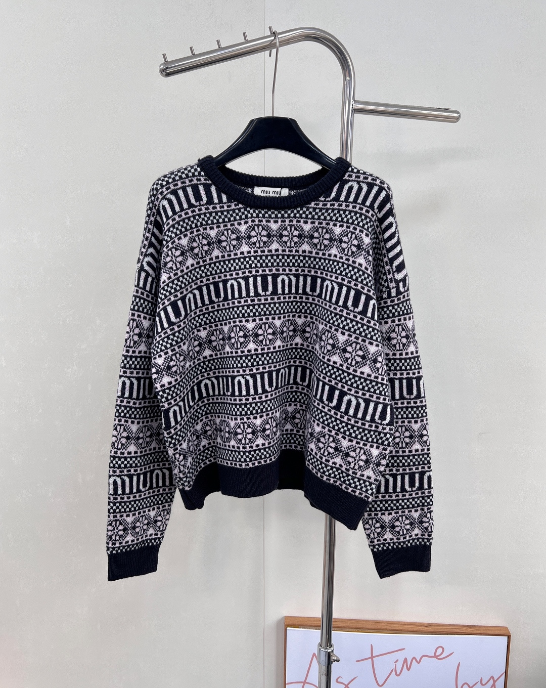 NO:500348,p, MiuMiu 25FW flower letter knitted top, the latest series of counters, I fell in love at first sight. It's so sweet and so girlish!  The whole piece is made of 30 cashmere and 70 wool fabric!  The touch is soft and comfortable, and the upper body will not stung at all!  The flower letters and crochet pattern reduces age and is fashionable!  It looks good with a skirt. Babies must recommend this one!  Because it's so beautiful and so popular!  !  Big products have been very good size sml code, miumiu, skirts, jeans, alexander wang19860909p,MiuMiu 25FW花朵字母针织上衣,专柜最新系列款 一眼就相中了 真是太甜 太少女心了！整件采用了30羊绒70羊毛面料！手感柔糯舒服 上身完全不会扎身！花朵字母钩花图案减龄又时髦！搭配半裙 牛仔裤都好看 宝宝们这件一定要推！因为实在太美 太火啦！！大货已出两色出 尺码sml 编码,,miumiu,skirts,jeans,alexander wang,Women's clothing