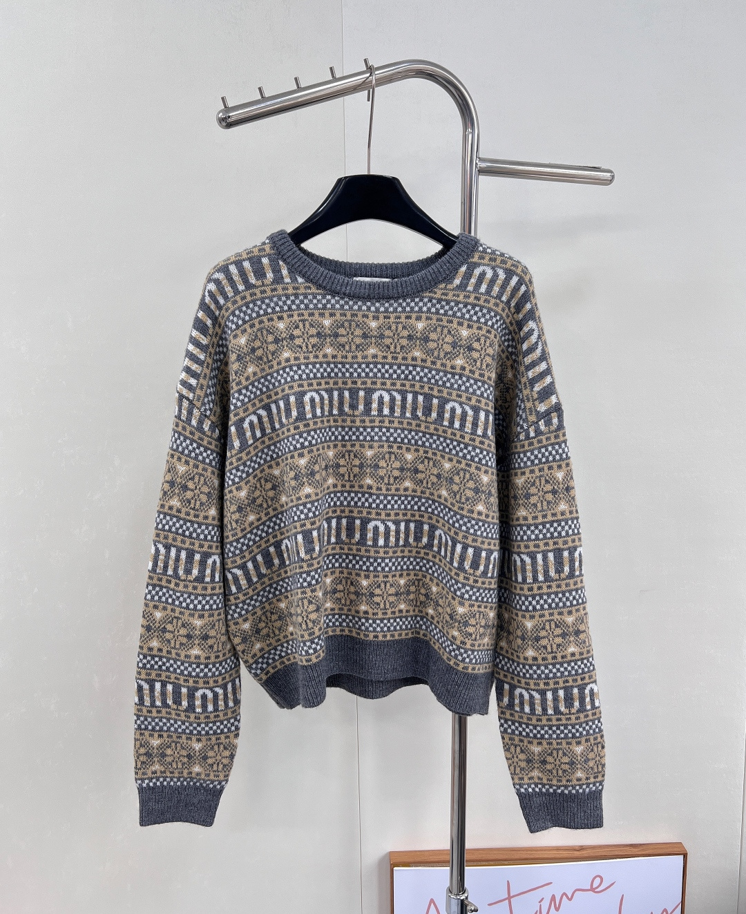 NO:500351,MiuMiu 25FW flower letter knitted top, the latest series of counters, I fell in love at first sight. It’s so sweet and so girlish!  The whole piece is made of 30 cashmere and 70 wool fabric!  The touch is soft and comfortable, and the upper body will not stung at all!  The flower letters and crochet pattern reduces age and is fashionable!  It looks good with a skirt. Babies must recommend this one!  Because it's so beautiful and so popular!  !  Large products have been produced in two colors. Size sml, miumiu, skirts, jeans, alexander wang19860909MiuMiu 25FW花朵字母针织上衣,专柜最新系列款 一眼就相中了 真是太甜 太少女心了！整件采用了30羊绒70羊毛面料！手感柔糯舒服 上身完全不会扎身！花朵字母钩花图案减龄又时髦！搭配半裙 牛仔裤都好看 宝宝们这件一定要推！因为实在太美 太火啦！！大货已出两色出 尺码sml 编,,miumiu,skirts,jeans,alexander wang,Women's clothing