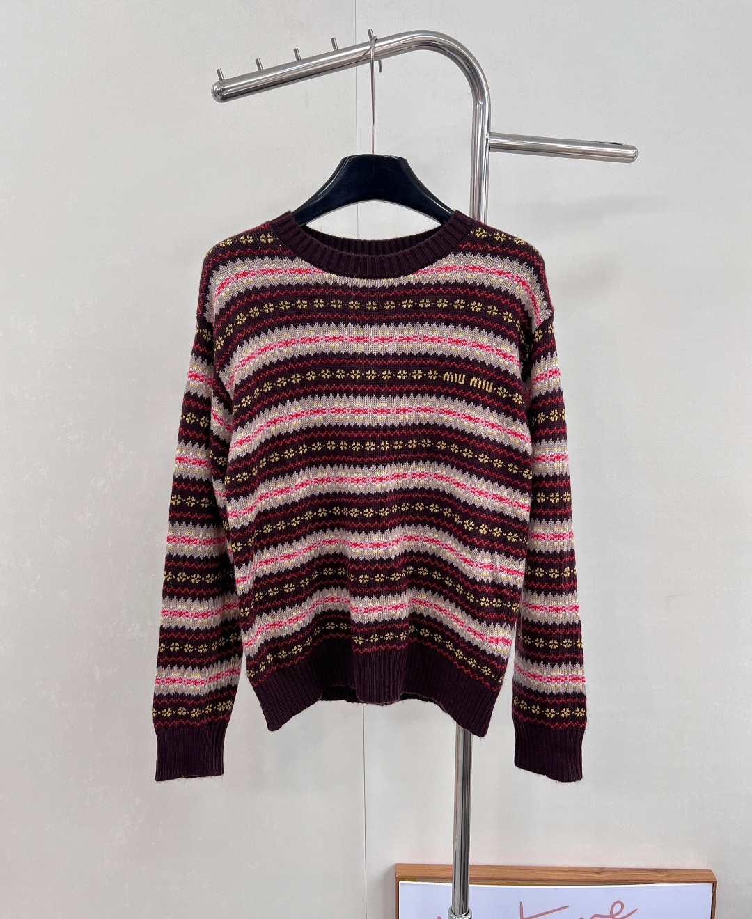 NO:500354,MiuMiu 25FW striped letter crochet knit top, the latest series of counters, I fell in love at first sight. It’s so sweet and so girlish!  The whole piece is made of 95 wool 5 cashmere fabric!  The touch is soft and comfortable, and the upper body will not stung at all!  The flower letters and crochet pattern reduces age and is fashionable!  It looks good with a skirt. Babies must recommend this one!  Because it's so beautiful and so popular!  !  Big products have been released in two colors. Size sml code M, miumiu, skirts, jeans, alexander wang19860909MiuMiu 25FW条纹字母钩花针织上衣,专柜最新系列款 一眼就相中了 真是太甜 太少女心了！整件采用了95羊毛5羊绒面料！手感柔糯舒服 上身完全不会扎身！花朵字母钩花图案减龄又时髦！搭配半裙 牛仔裤都好看 宝宝们这件一定要推！因为实在太美 太火啦！！大货已出两色出 尺码sml 编码M,,miumiu,skirts,jeans,alexander wang,Women's clothing