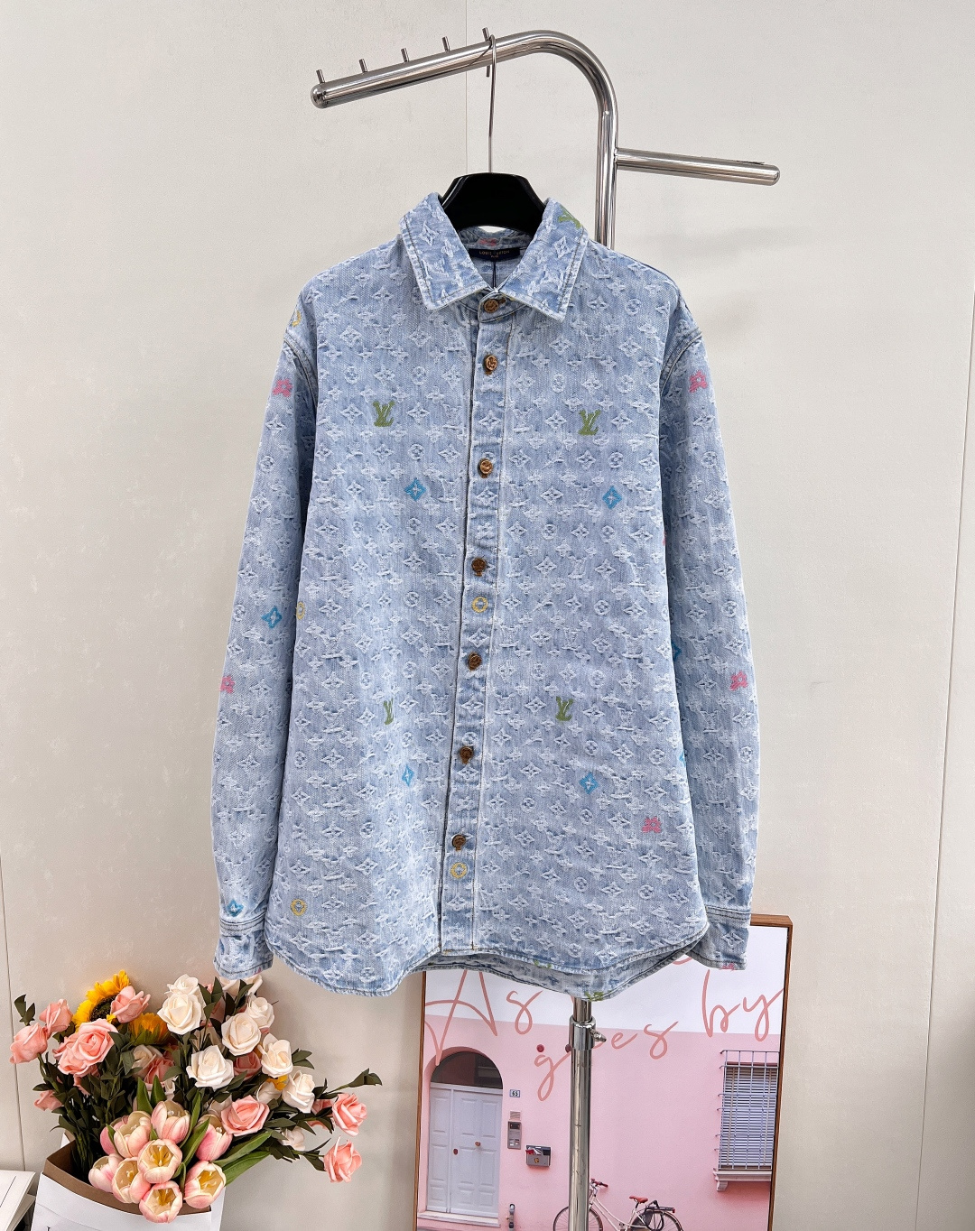NO:500342,LOUUS VUITTON Colorful Jacquard Denim Shirt Jacket Subverts tradition with sweet macaron colors!  When the classic denim meets the dreamy gradient colors, every jacquard seems to wear the galaxy on your body~ The girlish pink and blue gradient design, paired with exquisite LV presbyterian flowers, is intertwined with sweet and cool, instantly lit up the street vision!  Refreshing feeling, beautiful ice cream blue, colorful embroidery embellishment, and the upper body shaping effect is full. The macaron embroidery logo craftsmanship is fashionable and high-end!  Super fashionable new denim jeans, a very careful fermented and washed personalized color + monograw jacquard, the upper body is cool and cool!  The same style as men and women, complete with three standards!  Size sml encoding, louis vuitton,jackets & coats,shirts,alexander wang19860909LOUUS VUITTON 彩色提花满提花牛仔衬衫外套 以甜蜜马卡龙色系颠覆传统！ 当经典牛仔遇上梦幻渐变色彩,每一处提花仿佛将星河穿在身上～ 少女感爆棚的粉蓝渐变设计,搭配精致LV老花,甜酷交织,瞬间点亮街头视线！ 清爽的感觉,靓丽色冰淇淋蓝,彩色刺绣点缀,上身塑形效果一整个拉满.马卡龙刺绣logo工艺时髦又高级！ 超时髦新款丹宁牛仔 非常用心的一款酵洗个性色彩+撞布monograw提花 上身又酷又飒爽！男女同款,三标齐全！ 尺码sml 编码,,louis vuitton,jackets & coats,shirts,alexander wang,Women's clothing