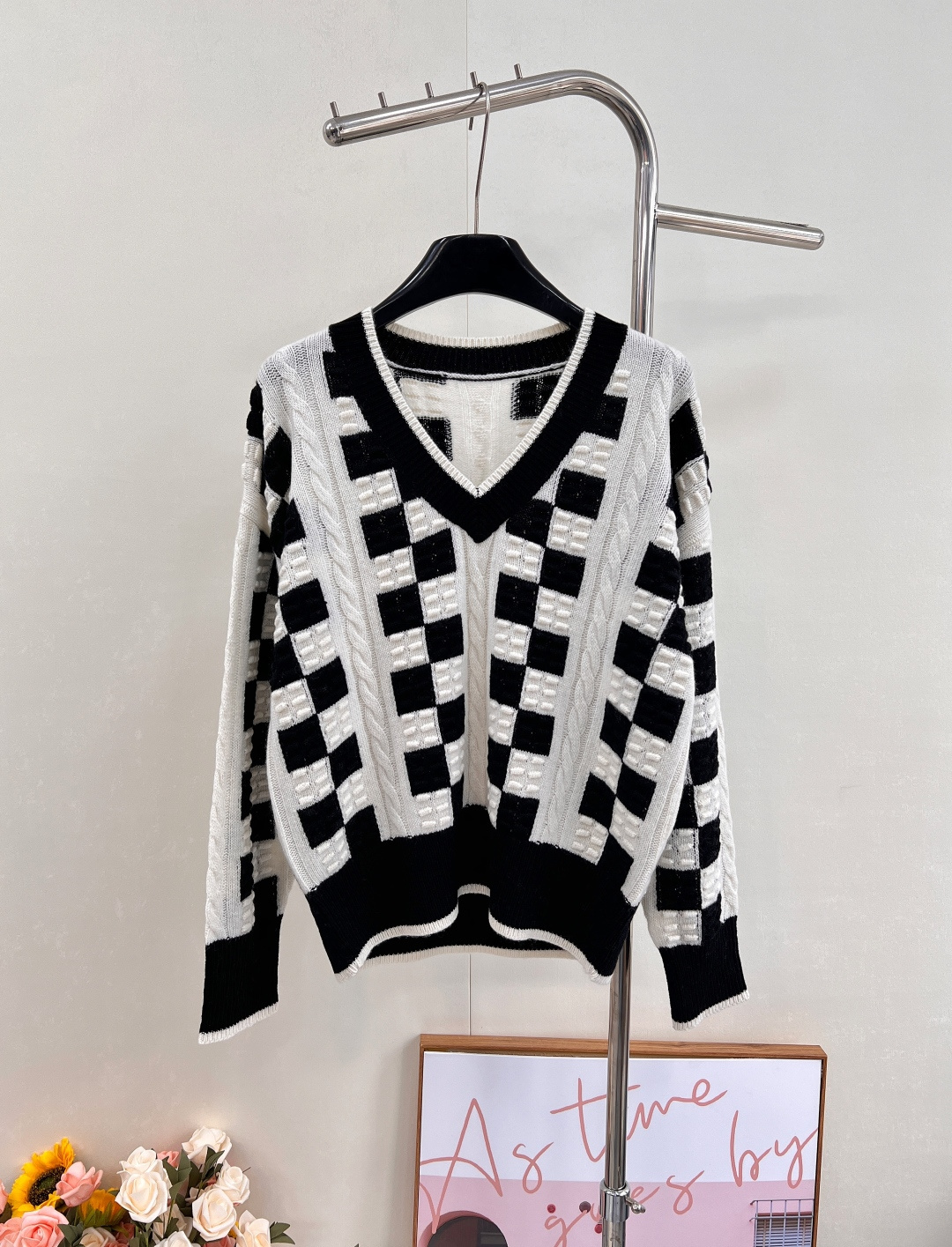 NO:500346,Chanel 25 Autumn and Winter Latest V-neck Knit Sweater!  There are so many craftsmanship points in this piece that make you doubt your life [cover your face] [cover your face] The overall three-dimensional relief effect is very high quality. The hand sleeves are woven with imported machine from Stor, Germany. The raised parts of Xiaoxiangjia are super textured!  The V-neck design has a little more appearance. The threads are fixed dyeing and fixed weaving. The first order is limited in stock. I like the speed and speed!  Complete three standards!  Two colors size sml, chanel, chanel, sweaters, alexander wang19860909Chanel 25秋冬最新V领编织毛衣！这件的工艺点真是多到让你怀疑人生[捂脸] [捂脸]整体立体浮雕效果 品质非常 手袖采用德国斯托尔进口机编织 小香家凸起部分超有质感！V领设计多了几分姿色 螺纹都是定染定织 首单现货有限 喜欢的速度速度！三标齐全！两色出 尺码sml,,chanel,chanel,sweaters,alexander wang,Women's clothing