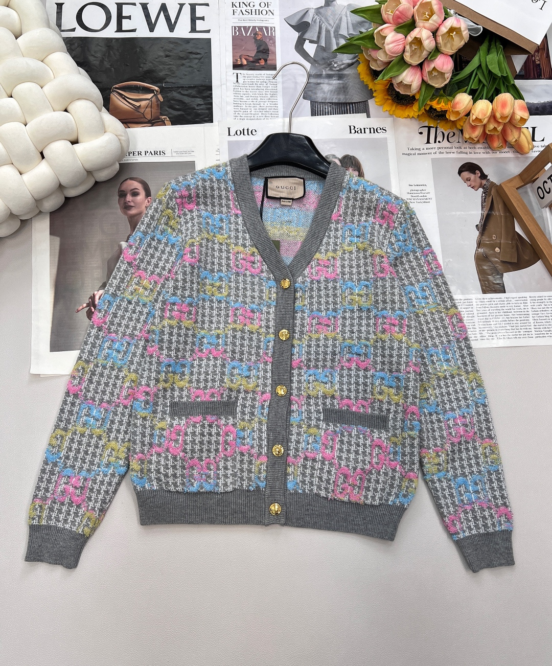 NO:500355,2025SSGucci color jacquard knitted wool V-neck cardigan, classic versatile presbyopia pattern, imported German gauze wool hanger machinery and equipment knitting sheets, wool material used, after dyeing, the wool material is wooled by imported German jacquard loom, the original color dyeing, and after dyeing, it is made of imported German jacquard machine, which is quite tests the exquisite restoration of the knitting process, and the delicateness can be seen at the naked eye. The exquisite and elegant girl is a tasteful girl. The classic GG jacquard pattern is too exquisite and durable. The basic version of daily versatile is very practical. It is very layered when paired with T-shirts!  Wool yarn is comfortable and warm, three-standards are complete, large-scale products are available SML code, gucci,tees, t-shirt,alexander wang198609092025SSGucci彩色提花针织羊毛V领开衫,经典百搭老花图案,德国进口纱嘴挂毛机器设备织片,所用毛料材质,定染后由德国进口提花织机进行织片,毛料原版对色定染,定染后采用德国进口挂毛提花机器打造,相当考验针织工艺还原精湛,细腻程度肉眼可见 精致优雅一眼就是有品的姑娘 经典的GG提花图案太精致耐看 日常百搭的基础版型非常实穿 搭配T恤都很有层次感 ！羊毛纱线上身舒适保暖,三标齐全,大货出 尺码sml 编码,,gucci,tees，t-shirt,alexander wang,Women's clothing