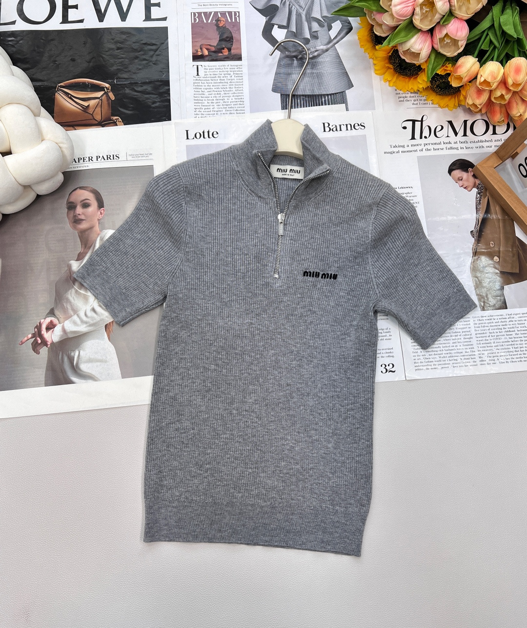 NO:500358,Miumiu2025 new zipper lapel knit top, customized YB wool yarn wool, high-quality texture, comfortable and soft, lapel front shoulder short-sleeved sweater style, semi-open zipper design, matched with vertical pit strip texture, highlighting gentle temperament, all edges are tightened with threaded strips, full of elasticity, chest letter logo decoration, showing high-end tone, regular style does not pick on body and age, simple and versatile styles in every season, customized face accessories, complete three standards!  Two colors size sml code, miumiu, sweaters, T-shirt, alexander wang19860909Miumiu2025新品拉链翻领针织上衣,定制YB羊毛纱线织造 质感高级 舒适柔软 翻领正肩短袖毛衣版型 半开襟拉链设计 搭配竖坑条肌理 突出温柔气质 包边均以螺纹条收紧 弹力十足 胸口字母徽标装饰 彰显高级调性 常规版型不挑身材年龄 四季日常简约百搭款 定制面辅料 ,三标齐全！两色出 尺码sml 编码,,miumiu,sweaters,T-shirt,alexander wang,Women's clothing