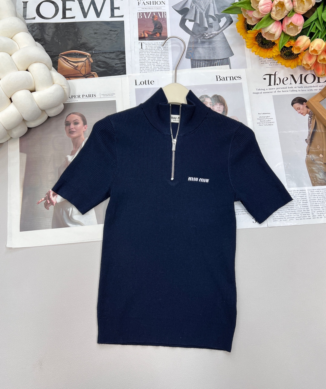 NO:500363,Miumiu2025 new zipper lapel knit top, customized YB wool yarn wool, high-quality texture, comfortable and soft, lapel front shoulder short-sleeved sweater style, semi-open zipper design, matched with vertical pit strip texture, highlighting gentle temperament, all edges are tightened with threaded strips, full of elasticity, chest letter logo decoration, showing high-end tone, regular style does not pick on body and age, simple and versatile styles in every season, customized face accessories, complete three standards!  Two colors size sml code, miumiu, sweaters, T-shirt, alexander wang19860909Miumiu2025新品拉链翻领针织上衣,定制YB羊毛纱线织造 质感高级 舒适柔软 翻领正肩短袖毛衣版型 半开襟拉链设计 搭配竖坑条肌理 突出温柔气质 包边均以螺纹条收紧 弹力十足 胸口字母徽标装饰 彰显高级调性 常规版型不挑身材年龄 四季日常简约百搭款 定制面辅料 ,三标齐全！两色出 尺码sml 编码,,miumiu,sweaters,T-shirt,alexander wang,Women's clothing