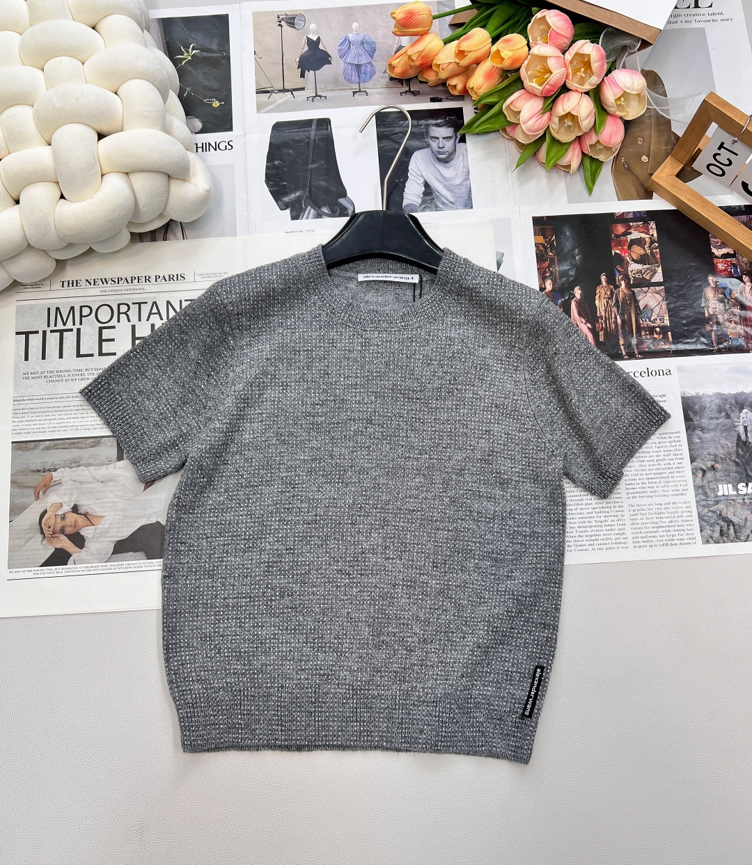 NO:500372,Alexander wang25Fw early autumn new ironing diamond short-sleeved knitted top丨Exclusive high-end production!  Super eye-catching!  The thin flashing and hot diamond elements are scattered like a galaxy under the light, exquisite and eye-catching. The round neck design is elegant and elegant, and the slim fit outlines the body. It is matched with a light-colored bottom to easily create a simple and bright outfit. It is suitable for daily life or small gatherings~ Three standards are complete, and two colors are outstanding~ Size sml, T-shirt, alexander wang19860909Alexander wang25Fw早秋新款烫钻短袖针织上衣丨独家高版出品！超亮眼！布满的细闪烫钻元素,在光下像星河洒落,精致又吸睛.圆领设计优雅显气质,修身版型勾勒好身材,搭配浅色下装,轻松打造出简约又不失亮点的穿搭,日常或小聚都很合适～三标齐全,两色出～ 尺码sml,,T-shirt,alexander wang,Women's clothing