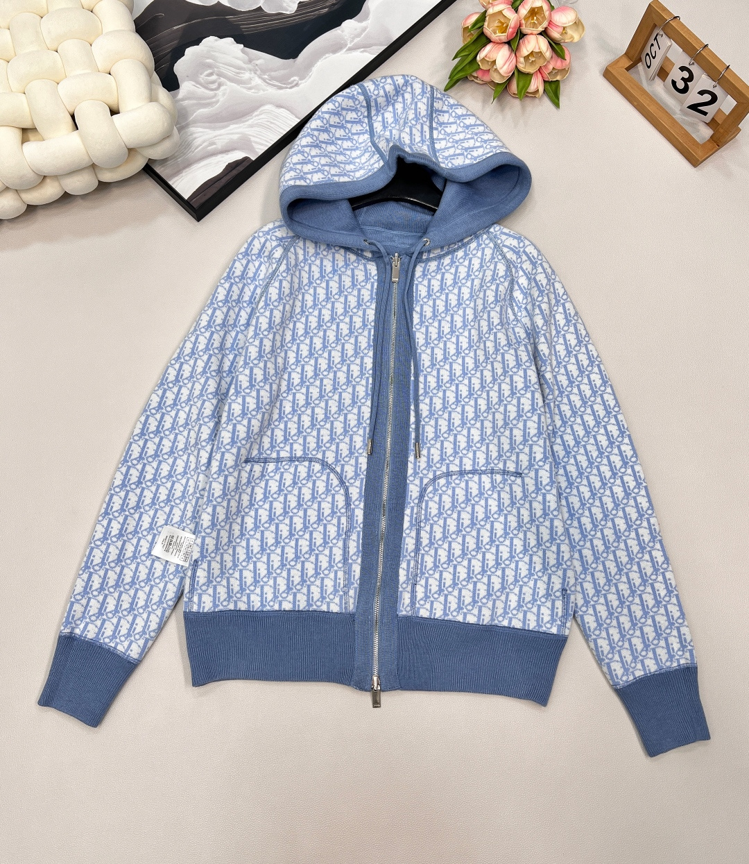 NO:500381,D's ceiling DIOR double-sided hooded cardigan jacket, same style for men and women, double-sided aesthetics, wear multiple clothes - minimalist solid color face low-key luxury, interpreting modern elegance. - Classic presbyopia face retro modern, showing Dior's soul. Full of high-end feeling YB imported yarn texture is super soft and glutinous, not tied at all. Double-sided German imported jacquard craftsmanship can be seen at a glance!  Double-sided wearable hooded cardigan. One side is solid color design and the other side is classic presbyterian logo jacquard decoration. Double zipper with letter logo design. Hooded drawstring with letter logo embroidery embroidery embroidery of two pockets. High-end fashionable and elegant. The fabric of the dress uses inner jacquard technology. Double-sided wearable. The reverse letter jacquard weaving process. One side is solid color. The upper body is low-key. The other side is decorated. Dio classic presbyterian prints are all over the body. It is luxurious and high-end!  A classic series that never ends!  Complete three standards, large-scale products, size sml, dior, jackets & coats, hats, alexander wang19860909D的天花板 DIOR双面穿连帽开衫外套 男女同款 双面美学,一衣多穿 - 极简纯色面低调奢华,演绎现代优雅.  - 经典老花面复古摩登,彰显Dior灵魂.  满满的高级感YB进口纱线质感超级软糯 一点都不扎 双面德国进口机提花工艺 多高级一眼就能看出了！ 双面可穿连帽开衫 一面纯色设计一面经典老花logo提花装饰 双拉链带字母logo设计 连帽抽绳带字母logo 两口袋装饰字母logo刺绣点缀 高级时髦有气质 整衣面料采用内里提花工艺 双面可穿哦 反面字母提花织纹工艺 一面为纯色 上身低调内涵 另一面饰 Dio经典老花满身印花 满档奢华高逼格！ 永不落幕的经典系列！三标齐全,大货出 尺码sml 编,,dior,jackets & coats,hats,alexander wang,Women's clothing