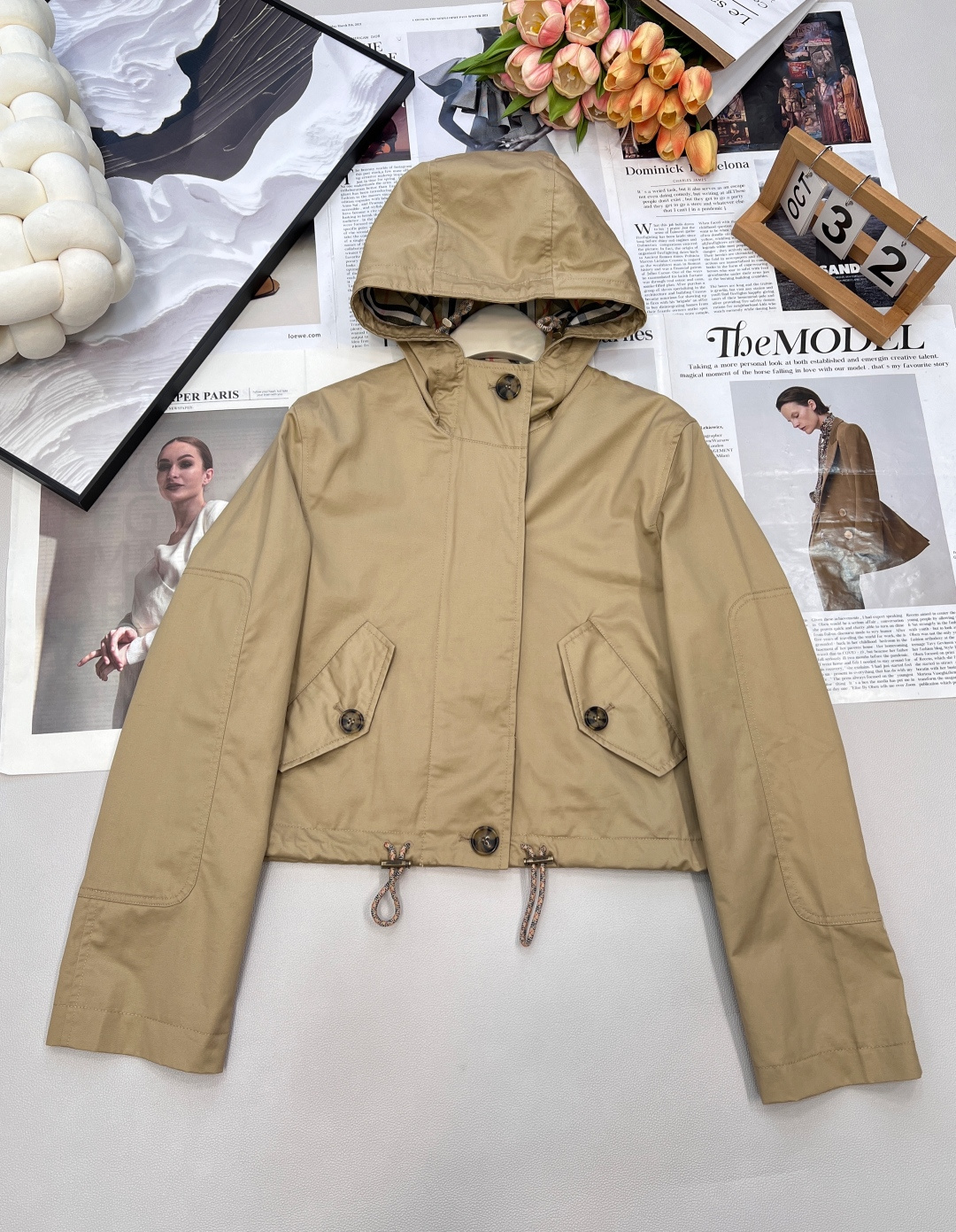 NO:501064,BURBERRY new classic plaid hooded khaki windbreaker jacket. High-end customized dyed fabric feels delicate and soft, clear texture, smooth and skin-friendly, making people love it!  Lining plaid design, soft, skin-friendly and breathable, full of comfort, high-end quality visible to the naked eye!  The OEM is comparable to the counter. The original hardware accessories, both the style and the auxiliary materials, are original. Classic plaid hooded design, hidden button zipper plaid design, and two side socket pockets. The loose style makes the figure look slim and can be easily controlled by a small person. The upper body can be elegant and handsome, classic and versatile, low-key and atmospheric, and easy to stack, perfectly mastering different styles and concepts!  London sunset khaki windbreaker is a must-have for dates! The loose and short design instantly lengthens the body, making you look slim and taller! The plaid hooded design is both retro and fashionable!  Complete three standards, large-scale goods, size sml code, burberry, jackets & coats,hats,alexander wang19860909BURBERRY 新款经典格纹拼接连帽卡其风衣外套 高端定制定染面料手感细腻柔软,纹理清晰,触感光滑亲肤,令人爱不释手！ 内衬格纹设计,柔软亲肤透气,舒适度满分,肉眼可见的高端品质！代工细线工艺媲美专柜, 原版五金配件,无论版型还是辅料,都是原汁原味. 经典格纹拼接连帽设计,隐藏式扣子拉链开襟设计,含两个侧插口袋. 宽松版型非常显身材显瘦,小个子也能轻松驾驭,上身既可以优雅,又可以帅气,经典百搭,既低调又大气,轻松叠搭造型,完美驾驭不同风格理念！ 伦敦日落卡其风衣,约会必备! 宽松短款的设计,瞬间拉长了身形,显瘦又显高! 格子连帽的设计,既复古又时尚！三标齐全,大货出 尺码sml 编码,,burberry,jackets & coats,hats,alexander wang,Women's clothing