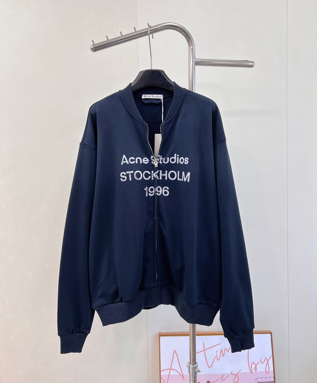 NO:501072,Acne studios2025 new old letter printing stir-fried casual zipper jacket, customized YB native cotton woven, high-quality texture, full-shoulder oversized zipper jacket style, large body is tightened with threaded edges, flexible and casual and lightweight, letter logos are used as design highlights, decorate on the chest, highlight the brand style, heavy industry stir-fried colors form collision, upper body is more advanced and fashionable, versatile single products meet various needs, customized surface accessories, three standards are complete, large-scale products are shipped SML code,,acne studios,dior,versace,jackets & coats,alexander wang19860909Acne studios2025新款做旧字母印花炒色休闲拉链外套,定制YB原生全棉织造 质感高级 品相十足 落肩oversized廓形拉链外套版型 大身通体以螺纹包边弹力收紧 行动灵便更休闲轻巧 字母徽标作为设计亮点 装点在胸口开襟 突出品牌格调 重工炒色形成碰撞 上身更高级时髦款 百搭单品满足多种需求搭配 定制面辅料 ,三标齐全,大货出 尺码sml 编码,,acne studios,dior,versace,jackets & coats,alexander wang,Women's clothing