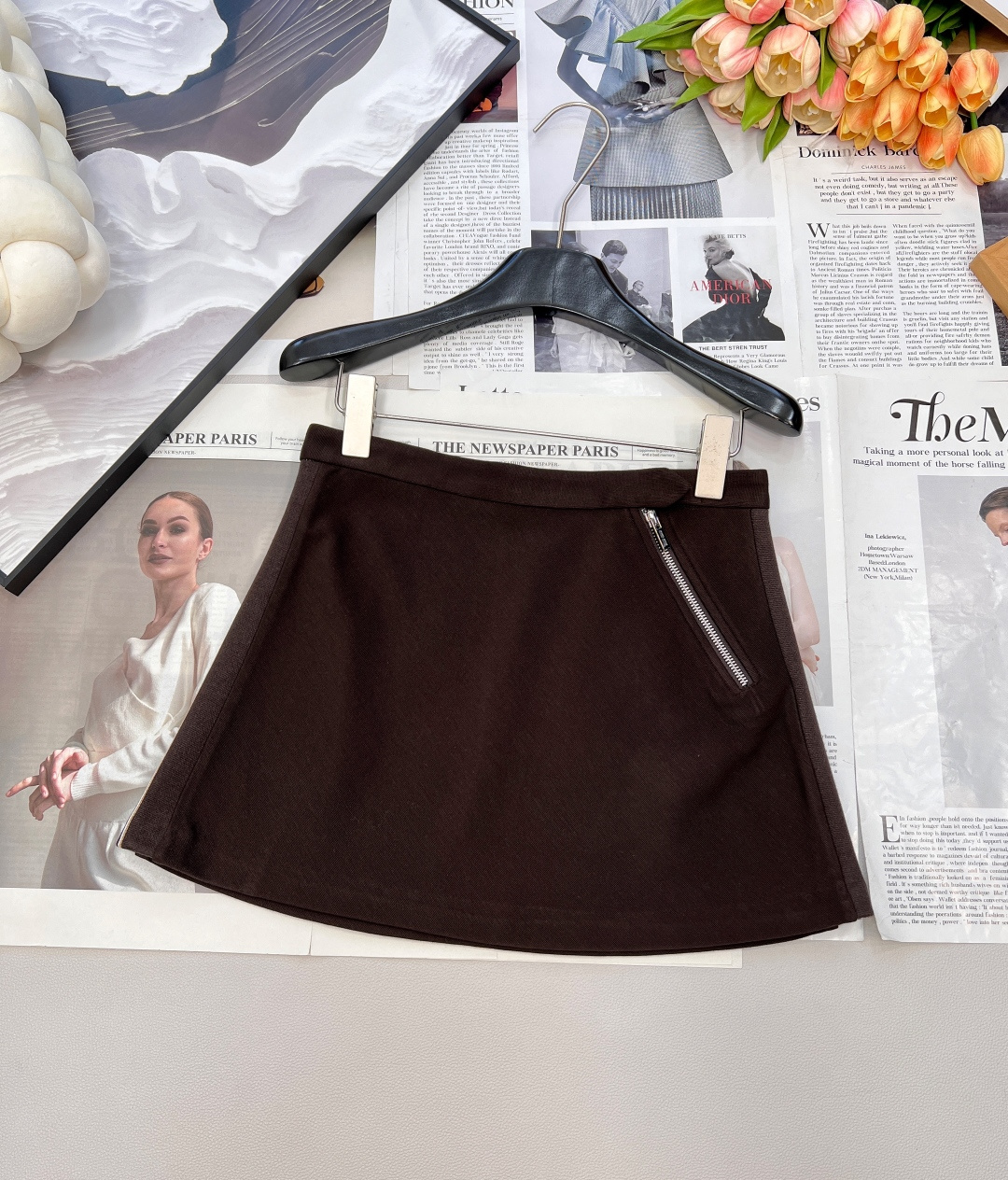 NO:501080,Miumiu2025 new high-waist letter patch embroidered zipper short skirt, customized YB imported material, high-quality texture, full of weight, high-waist zipper short skirt, micro A skirt hem, upper body to modify waist and hip lines, with zipper oblique asymmetric design, lazy and relaxed style, matched with different tops, add fashionable charm to the overall shape, the latest products in autumn and winter, fashionable and exquisite in advance, customized surface accessories, three standards, large-scale products, size sml code M,,miumiu, skirts, alexander wang19860909Miumiu2025新款高腰字母贴片刺绣拉链短裙,定制YB进口材质 质感高级 分量十足 高腰拉链短款半裙 微A裙摆 上身修饰腰胯线条 配合拉链斜裁不对称设计 风格慵懒松弛 搭配不同上装 为整体造型增添时尚魅力 秋冬最新品 时髦精提前入手 定制面辅料 ,三标齐全,大货出 尺码sml 编码M,,miumiu,skirts,alexander wang,Women's clothing