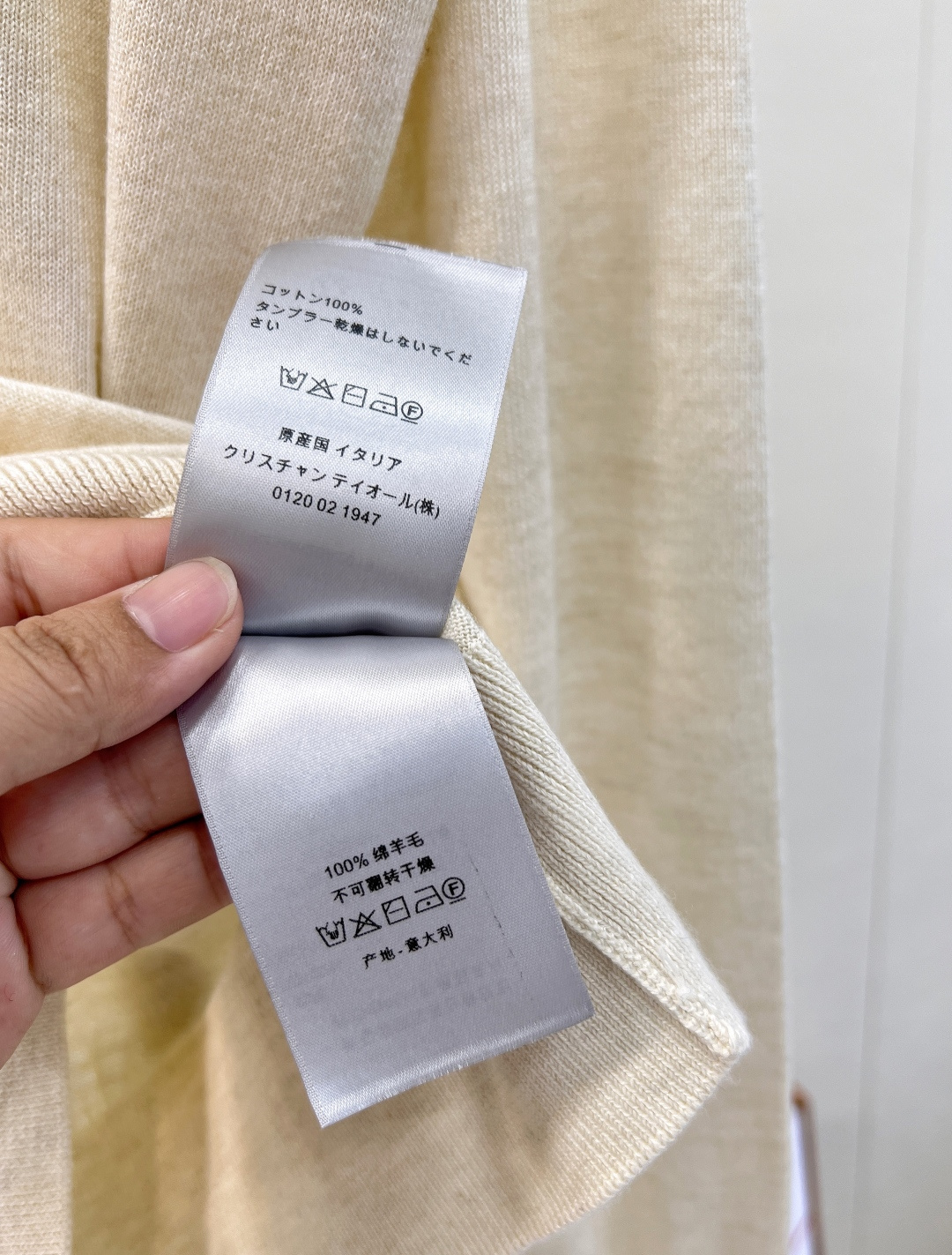 🆕 DIOR 新款标签🏷️字母羊毛针织衫毛衣时尚廓形搭配罗纹饰边。柔软舒适，可与衬衫叠搭，打造时尚造型。