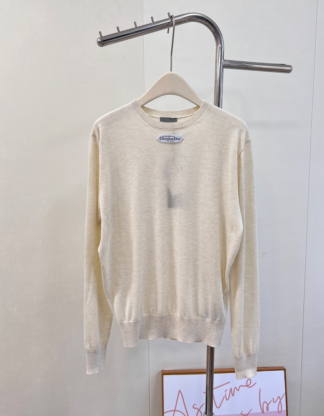 NO:501085,DIOR's new label ewe wool sweater, stylish silhouette with ribbed trim. Soft and comfortable, can be layered with shirts for a stylish look. Vibrant color matching!  It is a white and vibrant, a powerful tool to reduce age, a youthful design. The fabric is wool. The bright color combination shows the milk skin, and it is not dull all winter!  Simple and fashionable, versatile and not picky. The upper body looks slim and elegant, full of high-end feel, complete with three standards, the same style as men and women!  Three colors size xssml code, dior, sweaters,shirts,alexander wang19860909DIOR 新款标签字母羊毛针织衫毛衣 时尚廓形搭配罗纹饰边.柔软舒适,可与衬衫叠搭,打造时尚造型. 充满活力的配色！显白有元气,减龄利器～青春满满的设计.面料是绵羊毛.亮色系配色彰显牛奶肌,整个冬天不沉闷！ 简约又时尚 百搭不挑人 上身显瘦气质高级感满满,三标齐全,男女同款！三色出 尺码xssml 编码,,dior,sweaters,shirts,alexander wang,Women's clothing