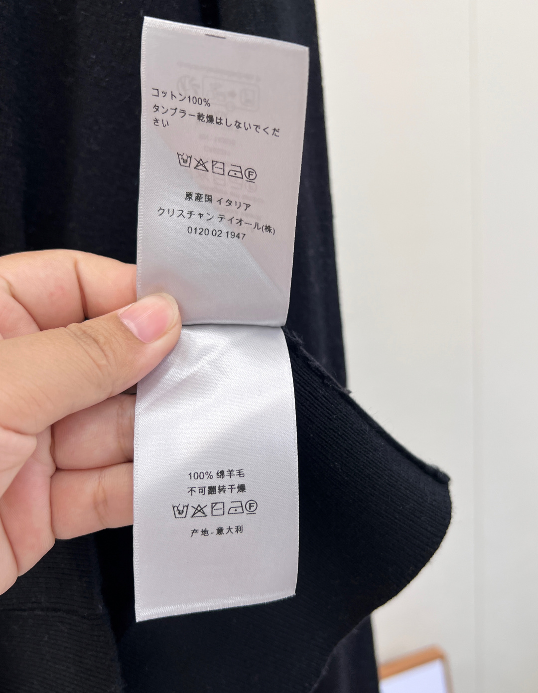 🆕 DIOR 新款标签🏷️字母羊毛针织衫毛衣时尚廓形搭配罗纹饰边。柔软舒适，可与衬衫叠搭，打造时尚造型。