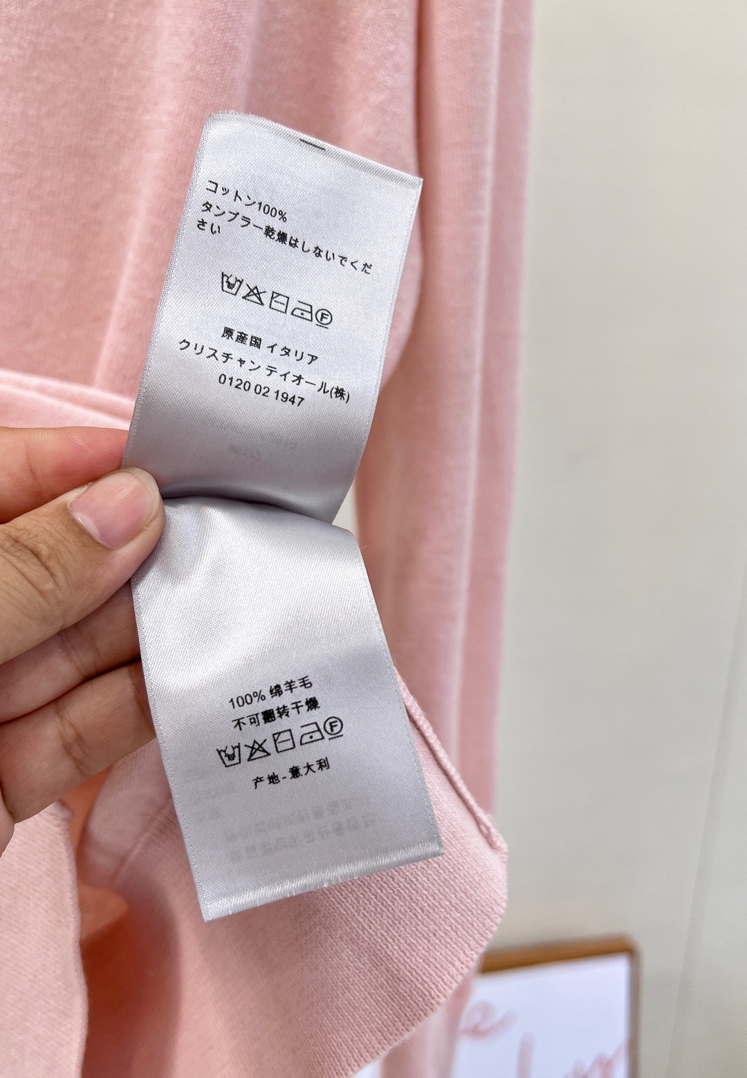 🆕 DIOR 新款标签🏷️字母羊毛针织衫毛衣时尚廓形搭配罗纹饰边。柔软舒适，可与衬衫叠搭，打造时尚造型。