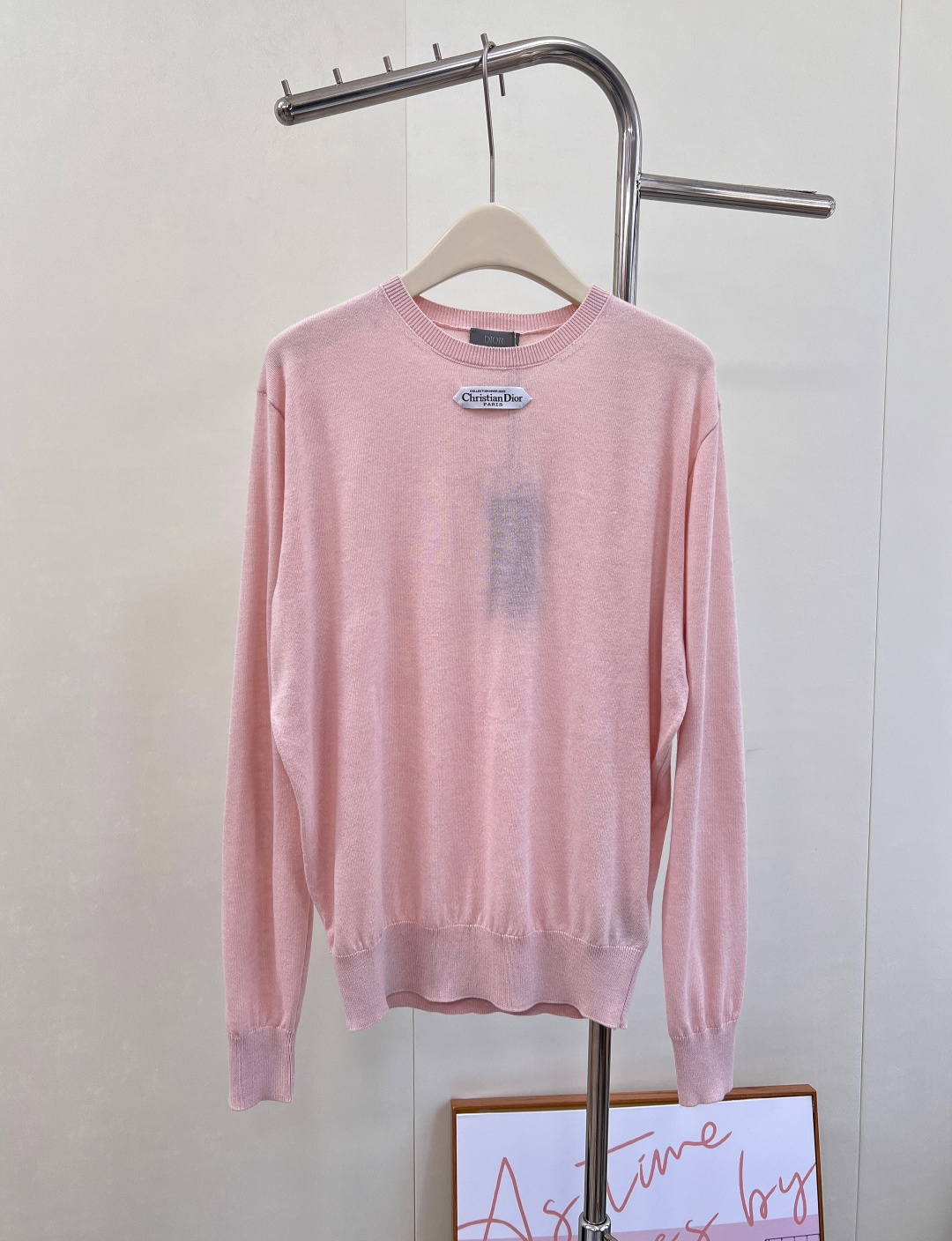 NO:501089,DIOR's new label ewe wool sweater, stylish silhouette with ribbed trim. Soft and comfortable, can be layered with shirts for a stylish look. Vibrant color matching!  It is a white and vibrant, a powerful tool to reduce age, a youthful design. The fabric is wool. The bright color combination shows the milk skin, and it is not dull all winter!  Simple and fashionable, versatile and not picky. The upper body looks slim and elegant, full of high-end feel, complete with three standards, the same style as men and women!  Three colors size xssml code, dior, sweaters,shirts,alexander wang19860909DIOR 新款标签字母羊毛针织衫毛衣 时尚廓形搭配罗纹饰边.柔软舒适,可与衬衫叠搭,打造时尚造型. 充满活力的配色！显白有元气,减龄利器～青春满满的设计.面料是绵羊毛.亮色系配色彰显牛奶肌,整个冬天不沉闷！ 简约又时尚 百搭不挑人 上身显瘦气质高级感满满,三标齐全,男女同款！三色出 尺码xssml 编码,,dior,sweaters,shirts,alexander wang,Women's clothing