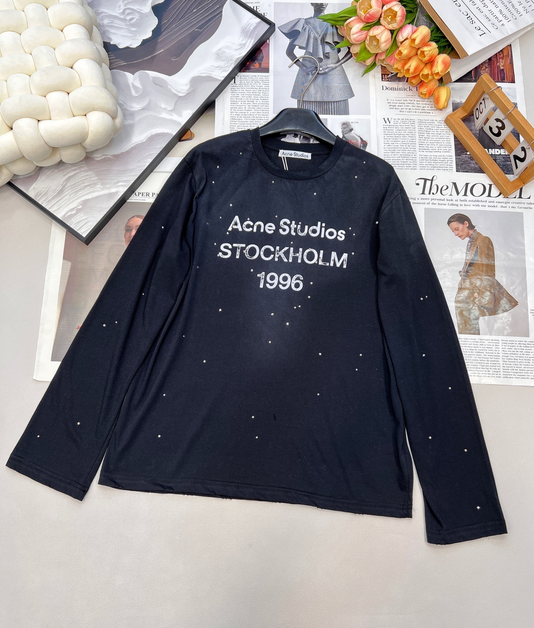 NO:501092,ACNE STUDIOS 25 SS Spring New 1996 Long-sleeved T-shirt, retro style full. The old faded craftsmanship has a unique sense of time, as if time is worn on the body. The high-pressure ironing diamond design shows exquisiteness between the stars, adding gorgeous details to the simple style. The loose style is comfortable and versatile. Whether it is matched with jeans or skirts, it can easily create a fashionable look. The unique old-fashioned effect seems to carry the story of time, and the retro atmosphere is full. The high-quality fabric is soft and skin-friendly, and the long-sleeved design is suitable for more seasons and scenes. High-value long-sleeved!  It is also a super nice combination when it is cold in the weather. The thin long T-shirt is not even hot to wear in summer!  It's really super fashionable to wear when wearing sunscreen!  And it can be easily controlled whether it is casual or feminine!  Size sml encoding, acne studios,dior,skirts,jeans,jackets & coats,tees,t-shirt,alexander wang19860909ACNE STUDIOS 25 SS春季新款 1996 长袖T恤,复古风拉满.做旧褪色工艺,自带独特岁月感,仿佛将时光穿在身上.高压烫钻设计,星星点点间尽显精致,为简约版型增添华丽细节.宽松版型,舒适又百搭,无论是搭配牛仔裤还是半身裙,都能轻松打造出时尚造型.独特的做旧效果,仿佛承载着时光故事,复古氛围感拉满.优质面料柔软亲肤,长袖设计适配更多季节与场景.高颜值长袖！天气冷外面套外套或者披着也是超好看的搭配. 薄薄的长T连夏天穿也不热！当防晒衣穿真的超级时髦！而且不管是休闲还是女人味都能很好驾驭！ 尺码sml 编码,,acne studios,dior,skirts,jeans,jackets & coats,tees，t-shirt,alexander wang,Women's clothing