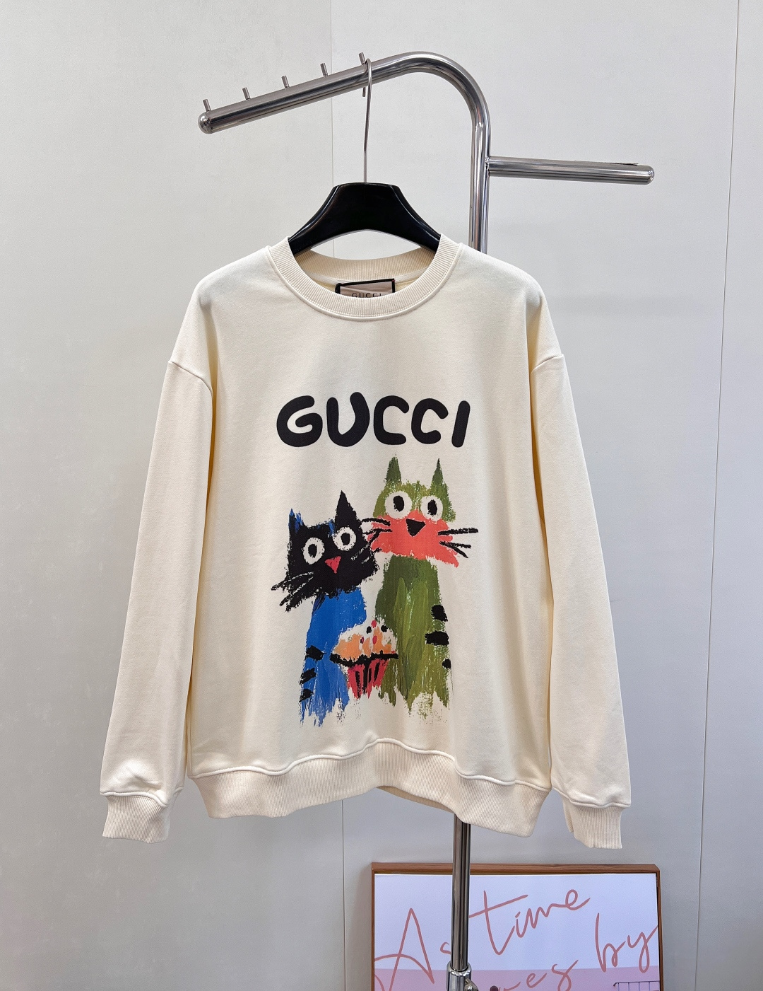 NO:501100,Gucci 2025FW cartoon oil-flavored cat printed round neck sweatshirt, which makes it look tender and has a wide and resistant oil-flavored cat pattern, which really makes you look younger!  !  The fabric has been ordered and dyed for more than ten days and is not ready-made on the market!  Super super positive color, the real thing looks better, girls wear one size with shorts and the missing effect will never be outdated. The thief is the fashionable out-of-stock king. The trendy raglan sleeve design is lazy and casual. It is simply too fashionable. It uses fixed-woven and dyed 340g double yarn pure cotton wool cotton material. It is soft and breathable. It is very friendly to slightly fat people. The meat covers you tightly. This big hit version must not be missed in this autumn. Size smlXl code, gucci, hoodie, sweatshirts, shorts, alexander wang19860909Gucci 2025FW卡通油花猫咪印花圆领卫衣 敲击显嫩的搭配阔阔耐耐的油花猫咪图案 真的是十分减龄哦！！面料订染了十多天 并非市面现成的！超级超级正的颜色 实物更好看、女生穿大一码搭配短裤下半身失踪效果永远不会过时哦 贼啦洋气的断货王来啦潮流的插肩袖设计 慵懒随意 简直太有时尚感啦 采用定织定染340克重双纱纯棉毛圈棉料 柔软又透气 宽宽松松的版型 对微胖的人真的是太友好啦 肉肉给你遮的死死的这个秋季绝对不能错过的大爆款 尺码smlXl 编码,,gucci,hoodie,sweatshirts,shorts,alexander wang,Women's clothing