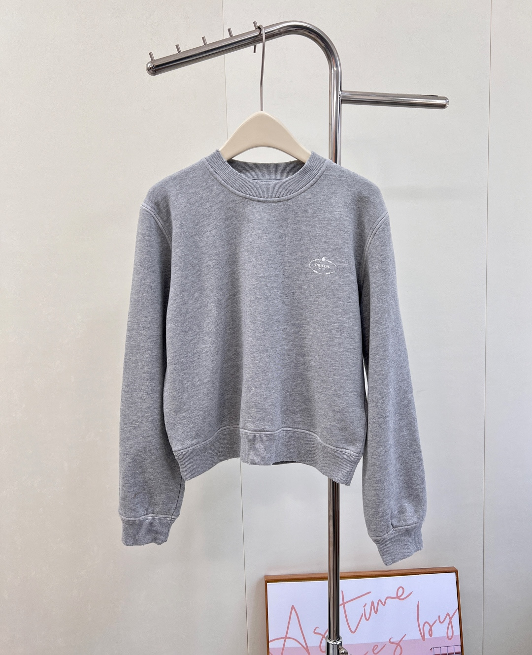 NO:501084,prada2025 new plain pullover sweater trousers set, customized with YB imported native cotton material, delicate texture, comfortable and easy to wear, pullover sweater trousers set, embroidered letter logo on the chest, color forming collision design, visual effect is richer, matched with wide-leg straight trousers in the same series, the triangle logo echoes the back collar of the top, highlighting the advanced positioning, enhancing the texture of the outfit, complete set of upper body, casual and fashionable, customized surface auxiliary, complete three standards!  Size sml sweatshirt code, prada, hoodie, sweatshirts, alexander wang19860909prada2025新款素色套头卫衣长裤套装,定制YB进口原生全棉材质 质感细腻 舒适好穿 套头卫衣长裤套装 胸前点缀刺绣字母徽标 颜色形成碰撞设计 视觉效果更显丰富 搭配同系列阔腿直筒长裤 三角徽标与上衣后领口呼应 彰显高级定位 提升穿搭质感 成套上身 休闲时髦 定制面辅,三标齐全！ 尺码sml 卫衣编码,,prada,hoodie,sweatshirts,alexander wang,Women's clothing