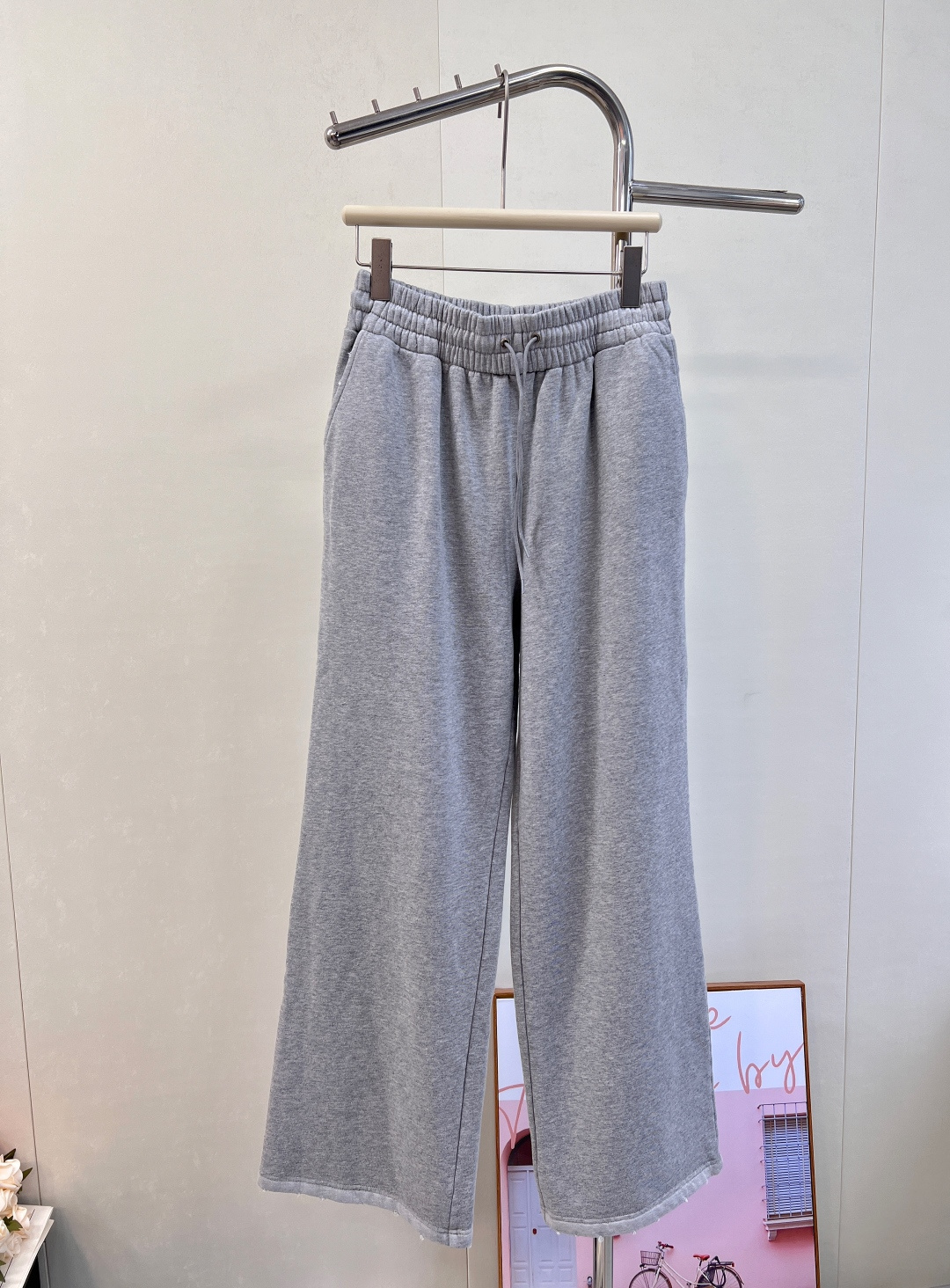 NO:501088,prada2025 new plain pullover sweater trousers set, customized with YB imported native cotton material, delicate texture, comfortable and easy to wear, pullover sweater trousers set, embroidered letter logo on the chest, color forming collision design, visual effect is richer, matched with wide-leg straight trousers in the same series, the triangle logo echoes the back collar of the top, highlighting the advanced positioning, enhancing the texture of the outfit, complete set of upper body, casual and fashionable, customized surface auxiliary, complete three standards!  Size sml pants code, prada, hoodie, sweatshirts, alexander wang19860909prada2025新款素色套头卫衣长裤套装,定制YB进口原生全棉材质 质感细腻 舒适好穿 套头卫衣长裤套装 胸前点缀刺绣字母徽标 颜色形成碰撞设计 视觉效果更显丰富 搭配同系列阔腿直筒长裤 三角徽标与上衣后领口呼应 彰显高级定位 提升穿搭质感 成套上身 休闲时髦 定制面辅,三标齐全！ 尺码sml 裤子编码,,prada,hoodie,sweatshirts,alexander wang,Women's clothing