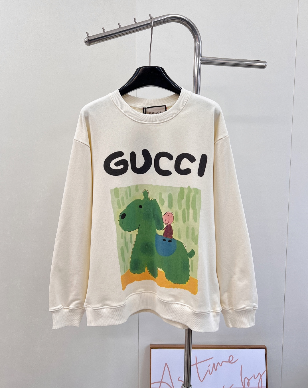 NO:501094,Gucci 2025FW cartoon dog printed round neck sweatshirt, which makes it look tender and has a wide and patient cartoon dog pattern, which really makes you look younger!  !  The fabric has been ordered and dyed for more than ten days and is not ready-made on the market!  Super super positive color, the real thing looks better, girls wear one size with shorts and the missing effect will never be outdated. The thief is the fashionable out-of-stock king. The trendy raglan sleeve design is lazy and casual. It is simply too fashionable. It uses fixed-woven and dyed 340g double yarn pure cotton wool cotton material. It is soft and breathable. It is very friendly to slightly fat people. The meat covers you tightly. This big hit version must not be missed in this autumn. Size smlXl code, gucci, hoodie, sweatshirts, shorts, alexander wang19860909Gucci 2025FW卡通狗狗印花圆领卫衣 敲击显嫩的搭配阔阔耐耐的卡通狗狗图案 真的是十分减龄哦！！面料订染了十多天 并非市面现成的！超级超级正的颜色 实物更好看、女生穿大一码搭配短裤下半身失踪效果永远不会过时哦 贼啦洋气的断货王来啦潮流的插肩袖设计 慵懒随意 简直太有时尚感啦 采用定织定染340克重双纱纯棉毛圈棉料 柔软又透气 宽宽松松的版型 对微胖的人真的是太友好啦 肉肉给你遮的死死的这个秋季绝对不能错过的大爆款 尺码smlXl 编码,,gucci,hoodie,sweatshirts,shorts,alexander wang,Women's clothing