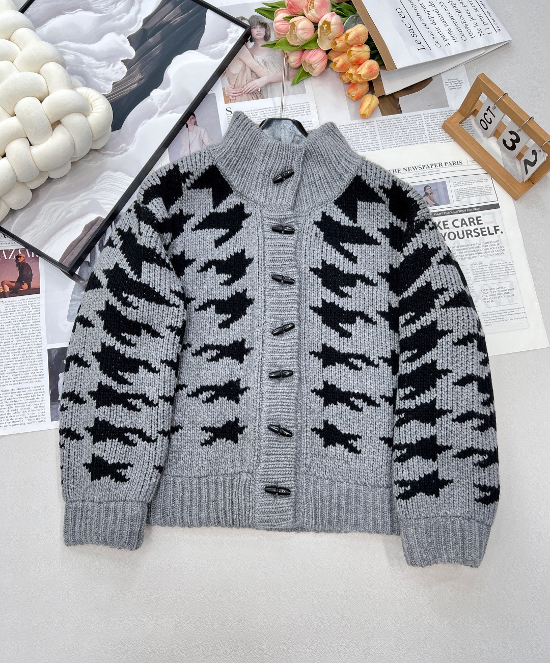 NO:503075,OPEN YY 2025SS early autumn new houndstooth retro horn button round neck cardigan, this season is easily grasped by openyy's houndstooth series, and the heart of the dead girl is about to be resurrected. The super Korean style, although it is a thick-stitched sweater, it will not look fat at all, fluffy, thick, and crisp jacquard texture, the graphics rendering is hazy and mottled retro fashionable, loose and short silhouette, long shoulder-falling sleeves and long sleeve design, loose, interesting and fashionable. This year's trendy clothes are a little shorter, more lively and age-reducing, making the layered look rich. Three standards are complete, and two colors are out of size sml code, sweaters, alexander wang19860909OPEN YY 2025SS早秋新品千鸟格复古牛角扣圆领开衫,,这季被openyy的千鸟格系列轻松拿捏了,死去的少女心都要复活了,超级韩的版型,虽然是粗棒针毛衣但是一点也不会显胖,蓬松厚实挺括提花肌理,图形渲染朦胧又斑驳的复古时髦,宽松短版廓形,落肩长袖加上长袖设计,松弛,有趣,时髦,今年流行衣长稍短一点,更活泼减龄,让叠穿造型富有层次.,三标齐全,两色出 尺码sml 编码,,sweaters,alexander wang,Women's clothing