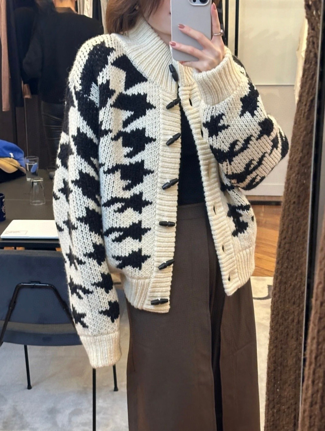 NO:503091,White upper body reference picture Super Heavy Industry Open yy same houndstooth sweater!  !  Very thick, the overall thickness is 10℃ weather hold, and there is no problem with the wood buckle with logo!  Retro slack feeling full~,,sweaters,alexander wang19860909白色上身参考图 超重工open yy同款千鸟格毛衣！！ 很厚实,整体厚度 10℃ 的天气 hold 住完全没问题 带logo的木头扣！复古松弛感拉满～,,sweaters,alexander wang,Women's clothing