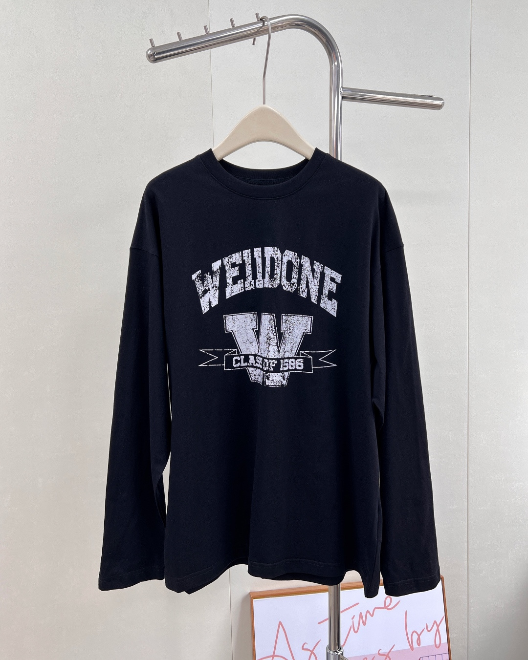 NO:503094,WE11 DONE 25 new retro cracked printed long-sleeved T-shirt, with a great texture that still maintains the consistent oversize style. The wide and large interpretation of the missing effect of the lower body. Our fabric threads are all customized. High-quality. The back hem is carefully embroidered. Letters that make the originally simple T-high-end all of a sudden!  Both men and women can easily control this one. I love it so much!  Internet celebrities are wearing it, and the upper body looks so beautiful!  Complete three standards, two colors, size sml code W, versace,tees, t-shirt,alexander wang19860909WE11 DONE 25新款复古裂纹印花长袖T恤,质感好到爆炸依然保持一贯的oversize风格 宽宽大大的演绎下半身失踪效果 我们的面料螺纹均是定制的 高版本 高品质 后背下摆 字母刺绣小心机、使原本简单的T一下子高级起来！ 男女都能轻松驾驭 爱死了这件！网红明星都在穿 上身实在太好看了！三标齐全,两色出 尺码sml 编码W,,versace,tees，t-shirt,alexander wang,Women's clothing