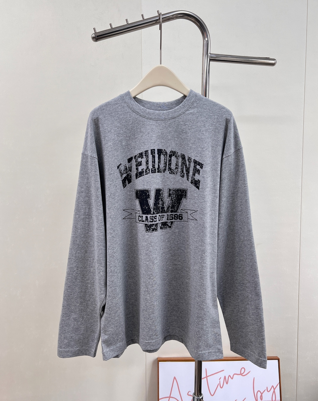 NO:503100,WE11 DONE 25 new retro cracked printed long-sleeved T-shirt, with a great texture that still maintains the consistent oversize style. The wide and large interpretation of the missing effect of the lower body. Our fabric threads are all customized. High-quality. The back hem is carefully embroidered. Letters that make the originally simple T-high-end all of a sudden!  Both men and women can easily control this one. I love it so much!  Internet celebrities are wearing it, and the upper body looks so beautiful!  Complete three standards, two colors, size sml code W, versace,tees, t-shirt,alexander wang19860909WE11 DONE 25新款复古裂纹印花长袖T恤,质感好到爆炸依然保持一贯的oversize风格 宽宽大大的演绎下半身失踪效果 我们的面料螺纹均是定制的 高版本 高品质 后背下摆 字母刺绣小心机、使原本简单的T一下子高级起来！ 男女都能轻松驾驭 爱死了这件！网红明星都在穿 上身实在太好看了！三标齐全,两色出 尺码sml 编码W,,versace,tees，t-shirt,alexander wang,Women's clothing