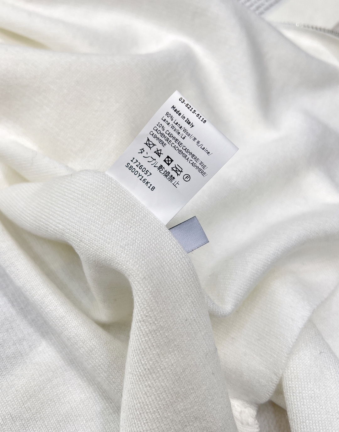 LOEWE羊毛拉链后背浮雕字母毛衣外套，迷上一件高颜值毛衫~浪漫与知性交织，早秋新款羊毛连帽外套。以立体