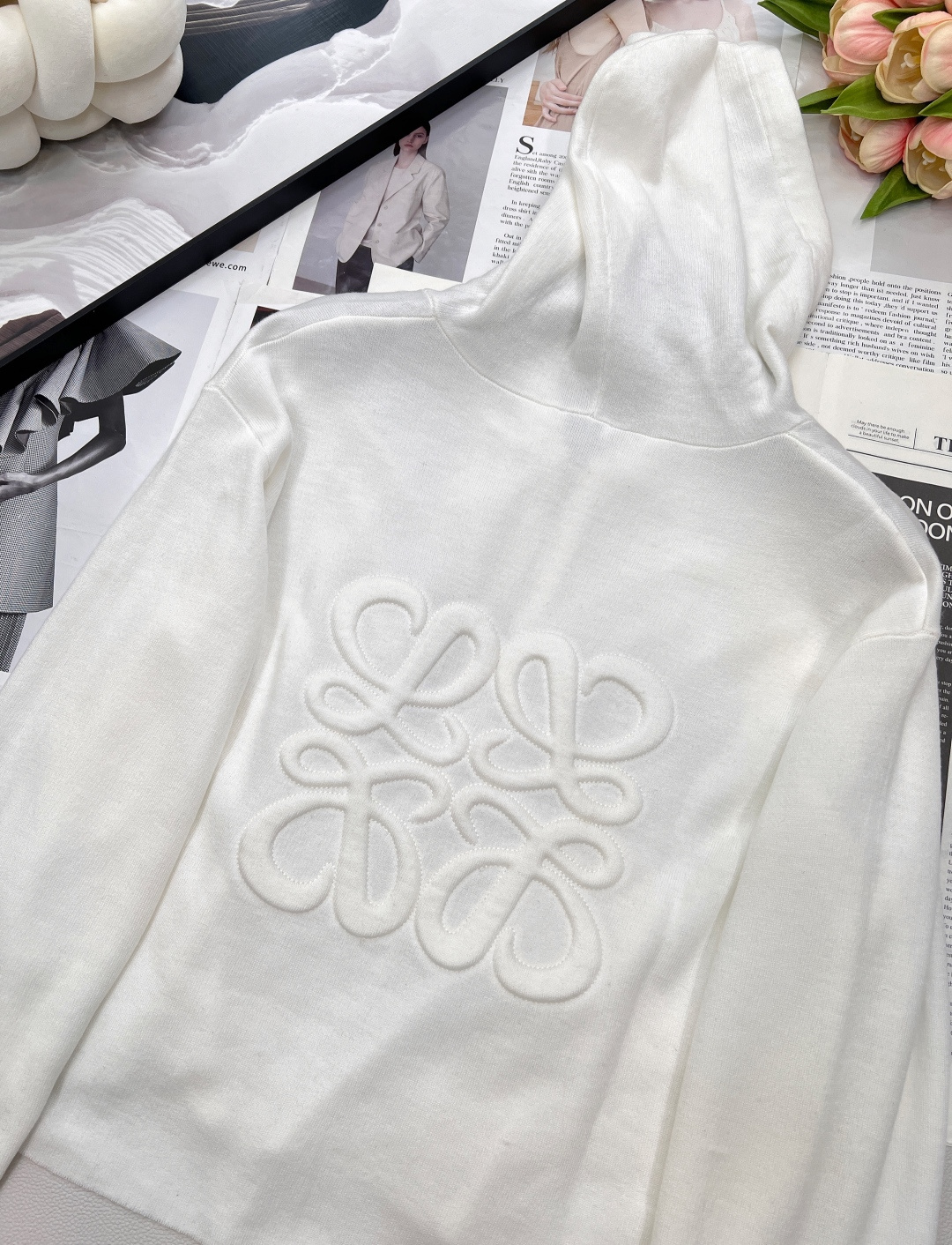 LOEWE羊毛拉链后背浮雕字母毛衣外套，迷上一件高颜值毛衫~浪漫与知性交织，早秋新款羊毛连帽外套。以立体