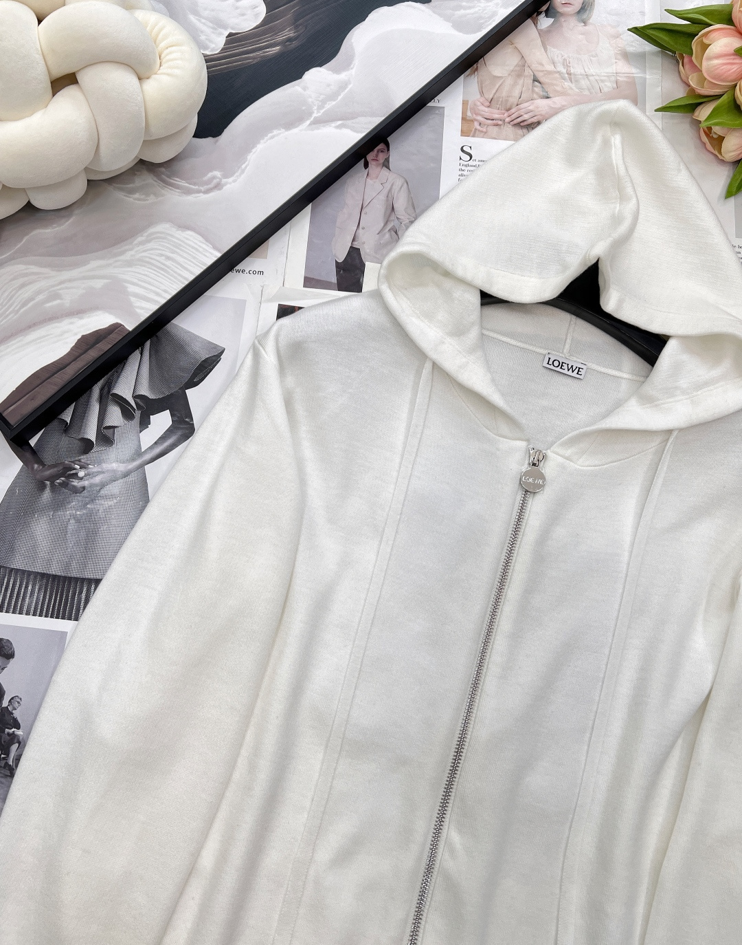 LOEWE羊毛拉链后背浮雕字母毛衣外套，迷上一件高颜值毛衫~浪漫与知性交织，早秋新款羊毛连帽外套。以立体