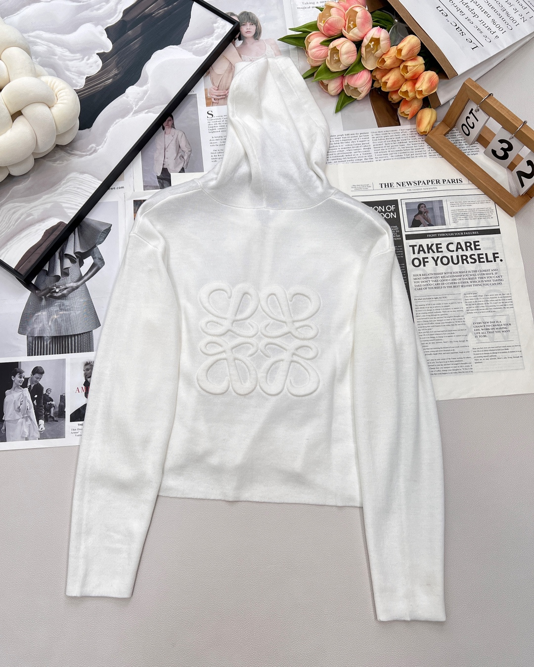 LOEWE羊毛拉链后背浮雕字母毛衣外套，迷上一件高颜值毛衫~浪漫与知性交织，早秋新款羊毛连帽外套。以立体