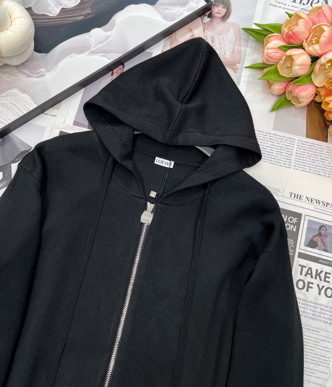 LOEWE羊毛拉链后背浮雕字母毛衣外套，迷上一件高颜值毛衫~浪漫与知性交织，早秋新款羊毛连帽外套。以立体