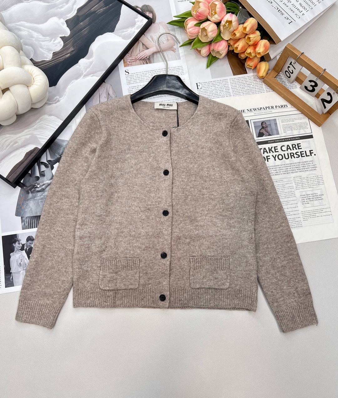 NO:503089,MIUMIU Oatmeal letter patch cardigan, this wool knitted cardigan interprets a simple and casual style. The short-cut style highlights modern aesthetics. The knitted logo patch adds iconic elements, very textured, wool-blend fabric. Small round neck design, slim fit style, absolutely hot girl style~ Oatmeal color, clean feeling, the upper body is very lazy and gentle feeling, the short slim fit style is really slim, three-standard, large-scale size sml code,,miumiu,alexander wang19860909MIUMIU 燕麦字母贴片开衫,这款羊毛针织开衫诠释简约休闲风格.短裁版型则彰显摩登美学.针织徽标贴布平添标志性元素, 很有质感 ,羊毛混纺面料.小圆领设计 修身版型 妥妥辣妹风～ 燕麦色 干干净净的感觉 上身就是很慵懒 很温柔的感觉 小短款修身版型 真的好显瘦,三标齐全,大货出 尺码sml 编码,,miumiu,alexander wang,Women's clothing