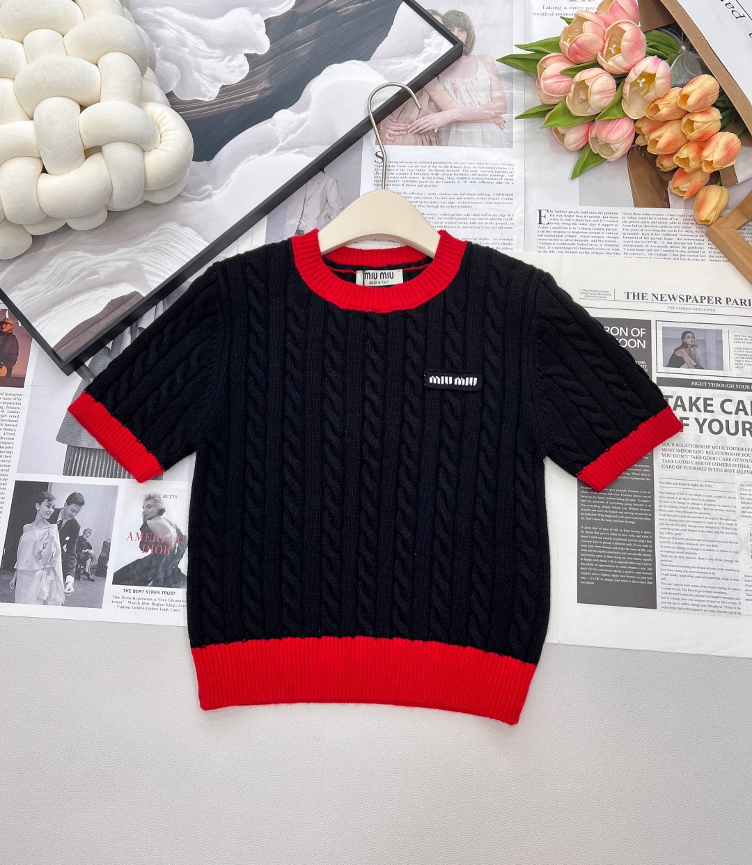 NO:503096,Miumiu2025 new contrasting color twist letter knit short sleeves, customized YB wool yarn wool, high-quality texture, comfortable and soft, round neck knit short sleeve cut, vertical line twist crochet texture, large body and neck cuff thread edging, form a collision of red and black color, durable and versatile, easily highlight the full-score details, letter brand logo embroidery embellishes the chest, exquisite and stylish, versatile style, front shoulder slim fit, inclusive body, fashionable and casual, customized surface accessories, three standards, large-scale products, size sml code,,miumiu, T-shirt, alexander wang19860909Miumiu2025新款撞色麻花字母针织短袖,定制YB羊毛纱线织造 质感高级 舒适柔软 圆领针织短袖剪裁 通体竖列麻花钩针肌理纹 大身与领口袖口螺纹包边 形成红黑颜色碰撞 耐看百搭 轻松突出满分细节质感 字母品牌徽标刺绣点缀胸前 精致有格调 风格百搭 正肩修身版型 包容身形 穿搭时髦休闲 定制面辅料 ,三标齐全,大货出 尺码sml 编码,,miumiu,T-shirt,alexander wang,Women's clothing