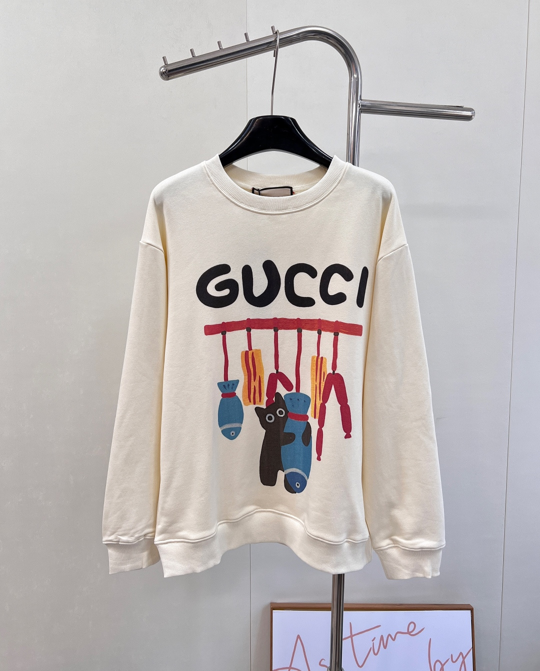 NO:503102,Gucci's early autumn new cartoon cat and fish print logo color-blocking round neck sweatshirt, color cartoon cat pattern print, embellished brand classic letter printing, terry knitted fabric, loose and casual style, cute and cute, essential for age reduction!  Fashionable and personalized, super versatile and beautiful, very suitable for both men and women, a must-have for everyone, age-reducing college style!  Complete three standards, large-scale goods, size smlXL code, gucci, hoodie, sweatshirts, alexander wang19860909Gucci早秋新品卡通猫咪和鱼印花logo拼色圆领卫衣 彩色卡通猫咪图案印花,点缀品牌经典字母印花,毛圈针织面料,宽松休闲版型 又萌又可爱 减龄必备！时尚又个性 超级百搭好看的一款 男女都非常合适 人手必备款 减龄学院风！三标齐全,大货出 尺码smlXL 编码,,gucci,hoodie,sweatshirts,alexander wang,Women's clothing